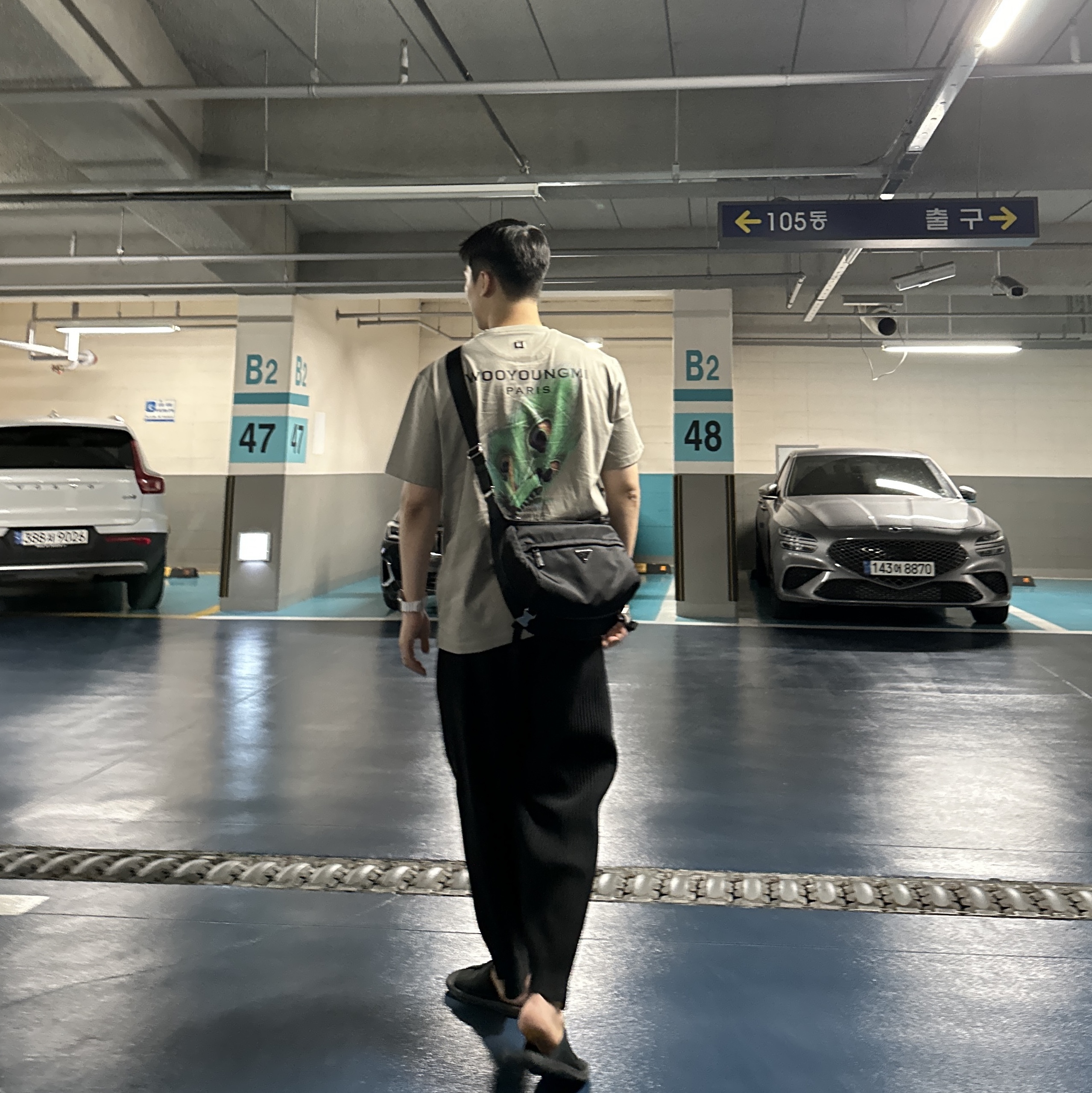 Wooyoungmi Feather Back Logo T-Shirt Grey - 23SS, Prada Re-Nylon and Saffiano Leather Shoulder Bag Black 착용 스타일