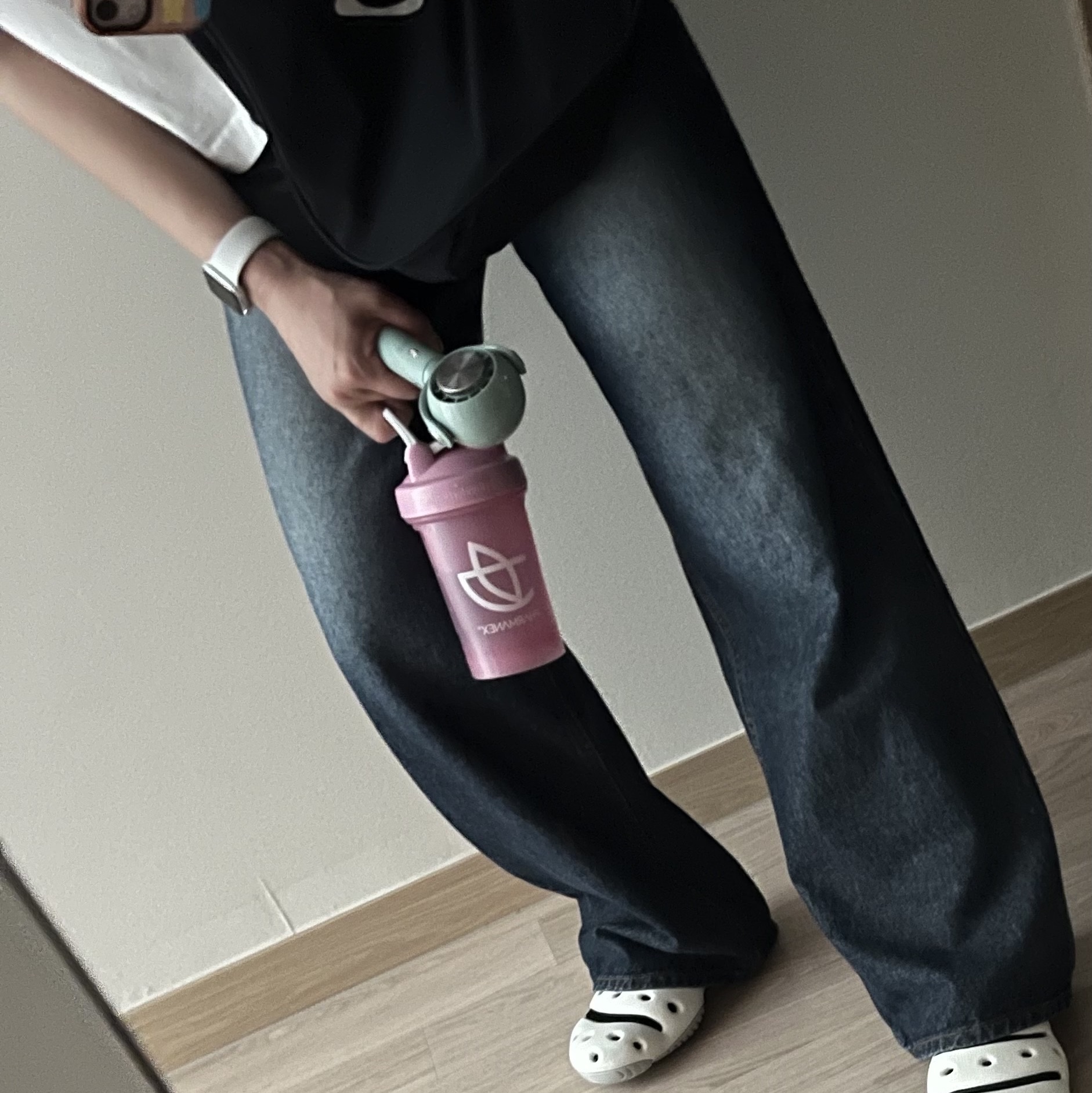 Mischief Rhombus Light Weight Cross Bag Black - The Hyundai Seoul Exclusive 착용 스타일