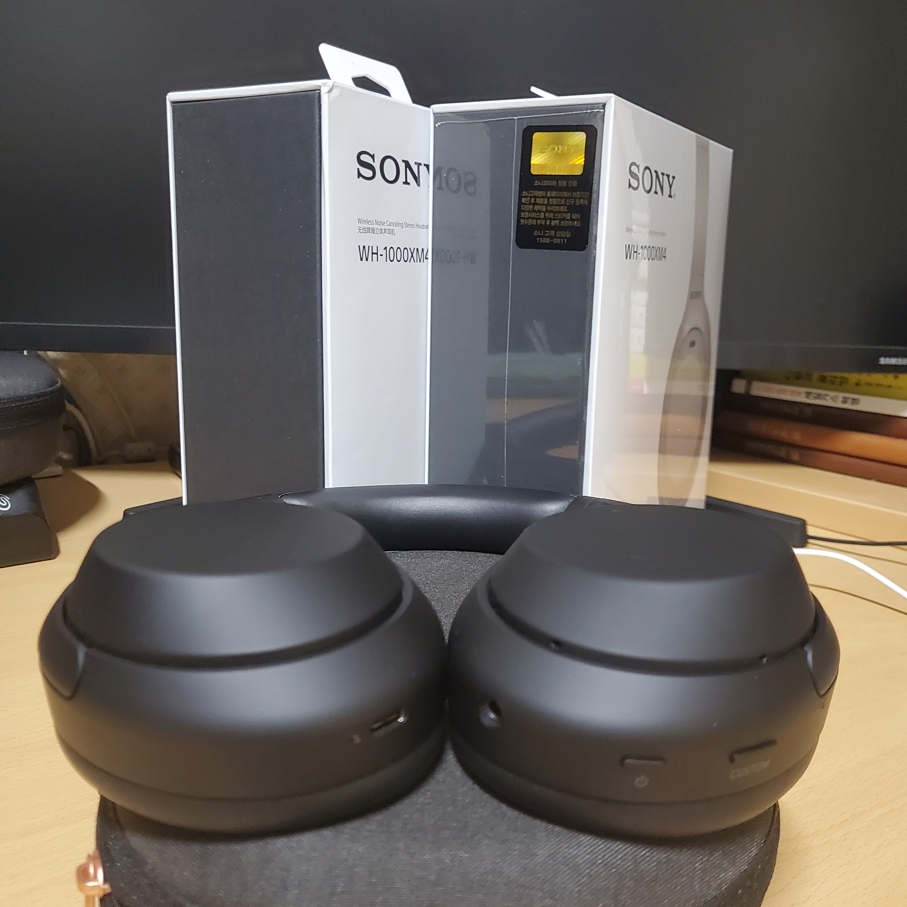 Sony WH-1000XM4 Platinum Silver (Korean Ver.), Sony WH-1000XM4 Black (Korean Ver.) 착용 스타일 - 3