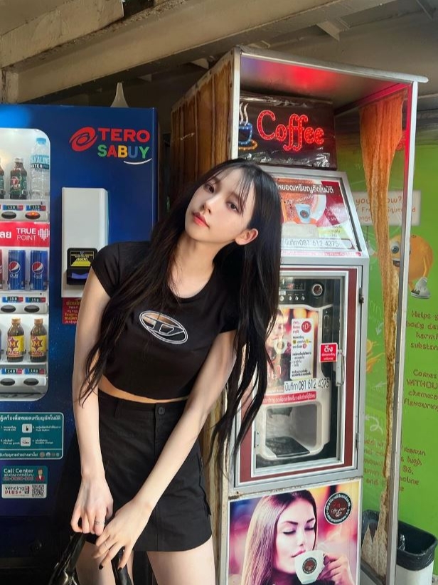 (W) Diesel T-Angie Peekaboo Logo T-Shirt Black 착용 스타일