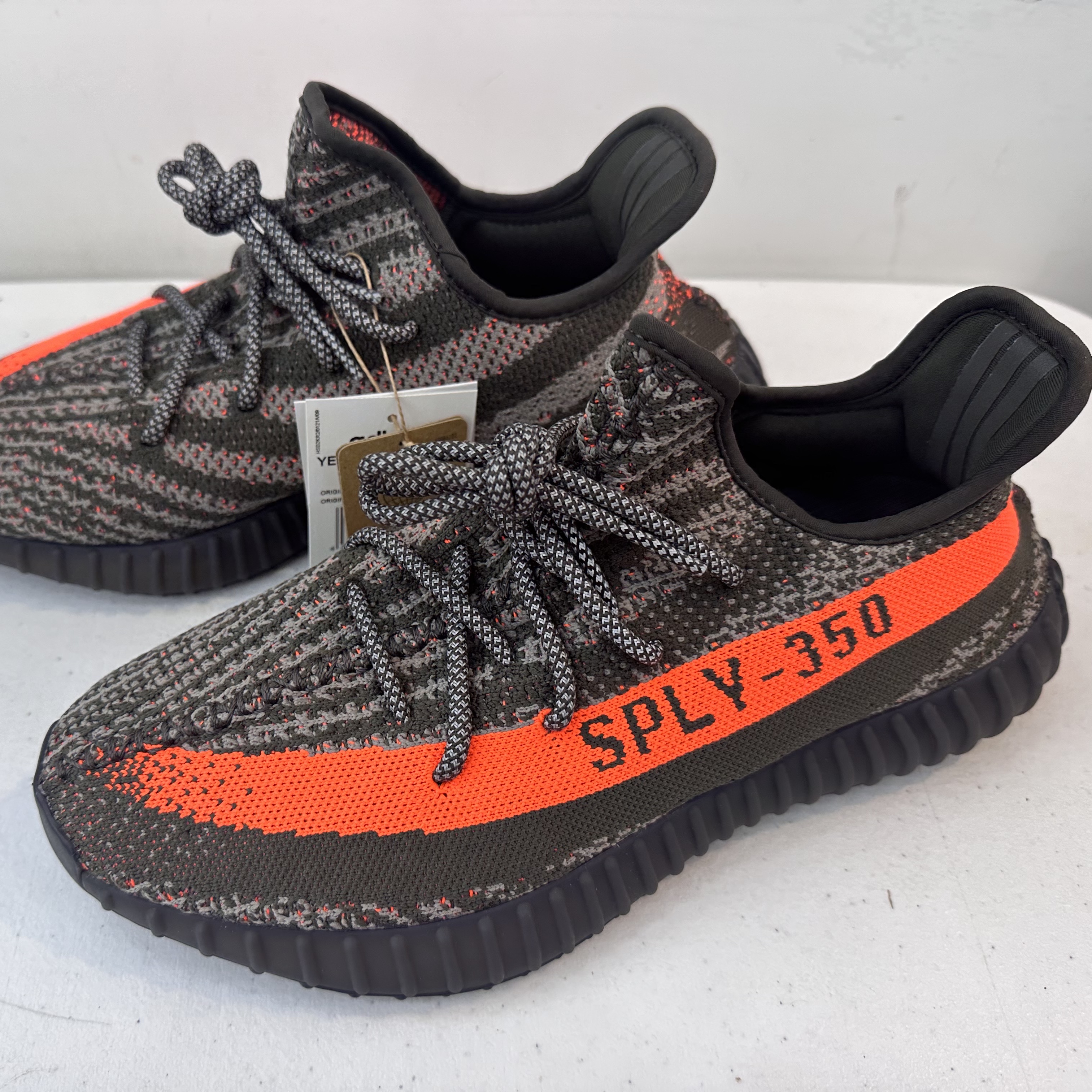 Adidas Yeezy Boost 350 V2 Carbon Beluga 착용 스타일