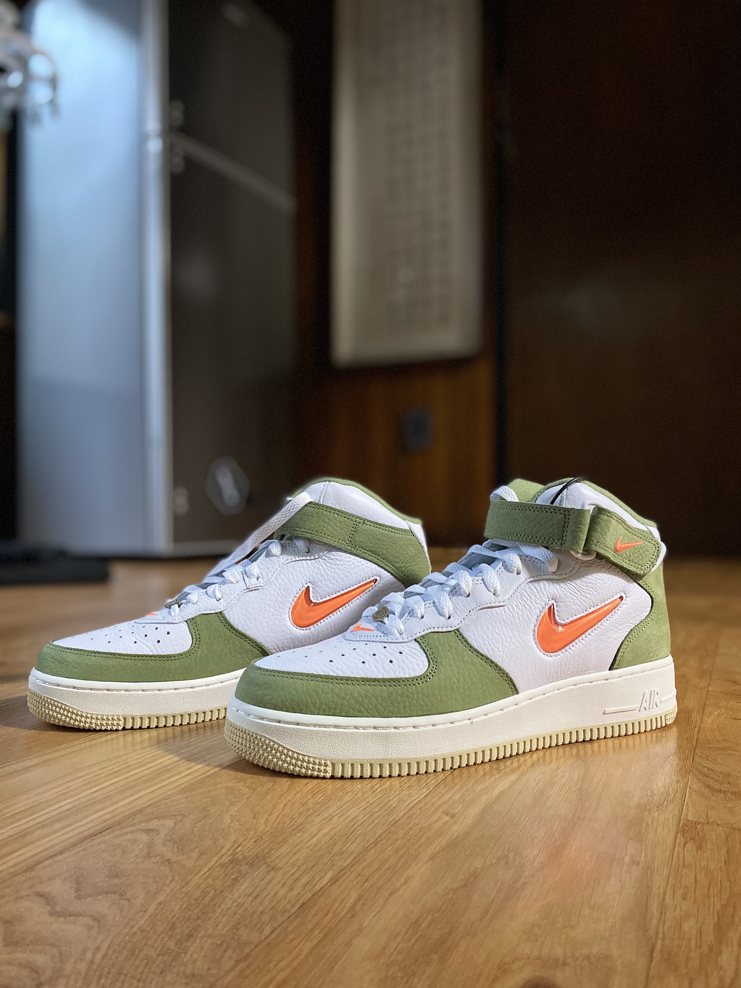 Nike Air Force 1 Mid '07 QS Olive Green and Total Orange 착용 스타일 - 4