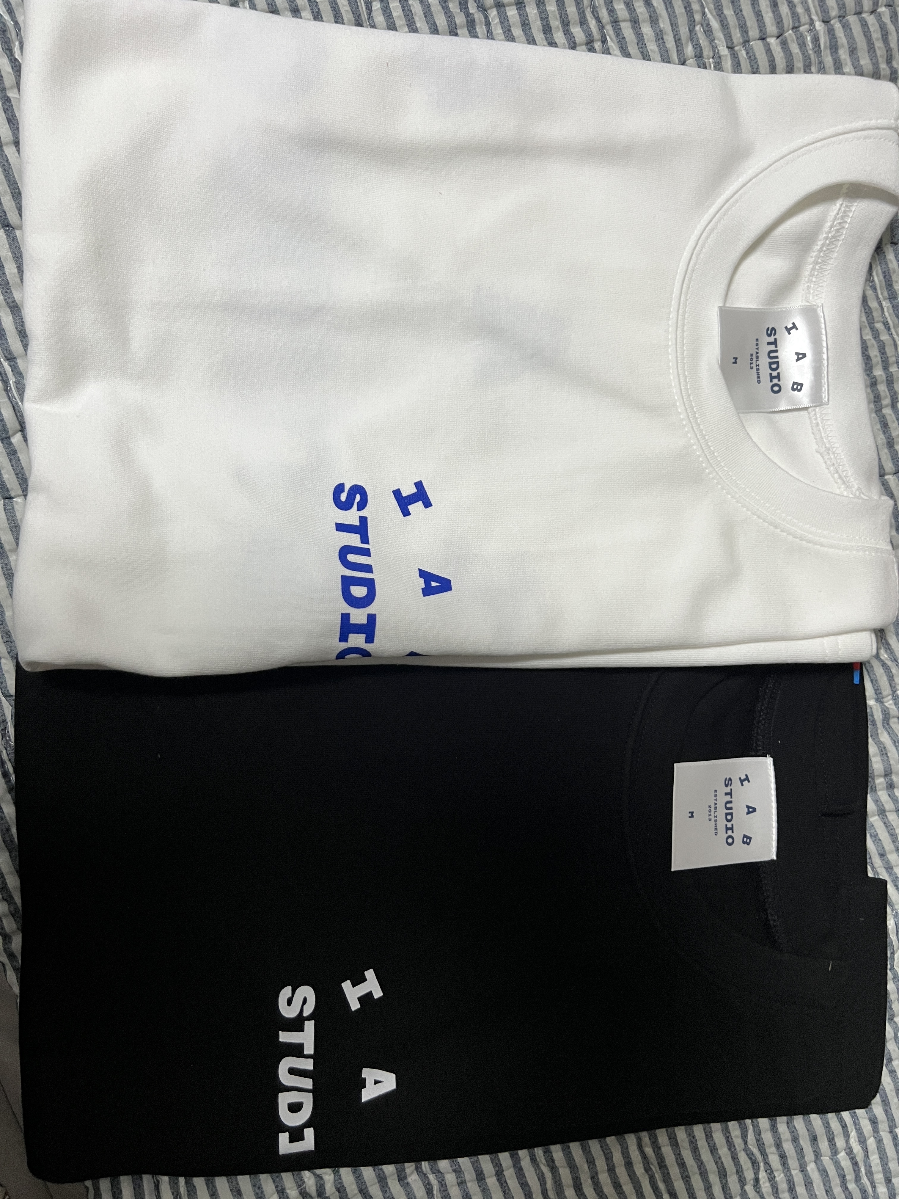 IAB Studio 10th Anniversary T-Shirts Pack White & Black (2 Pack) 착용 스타일 - 2