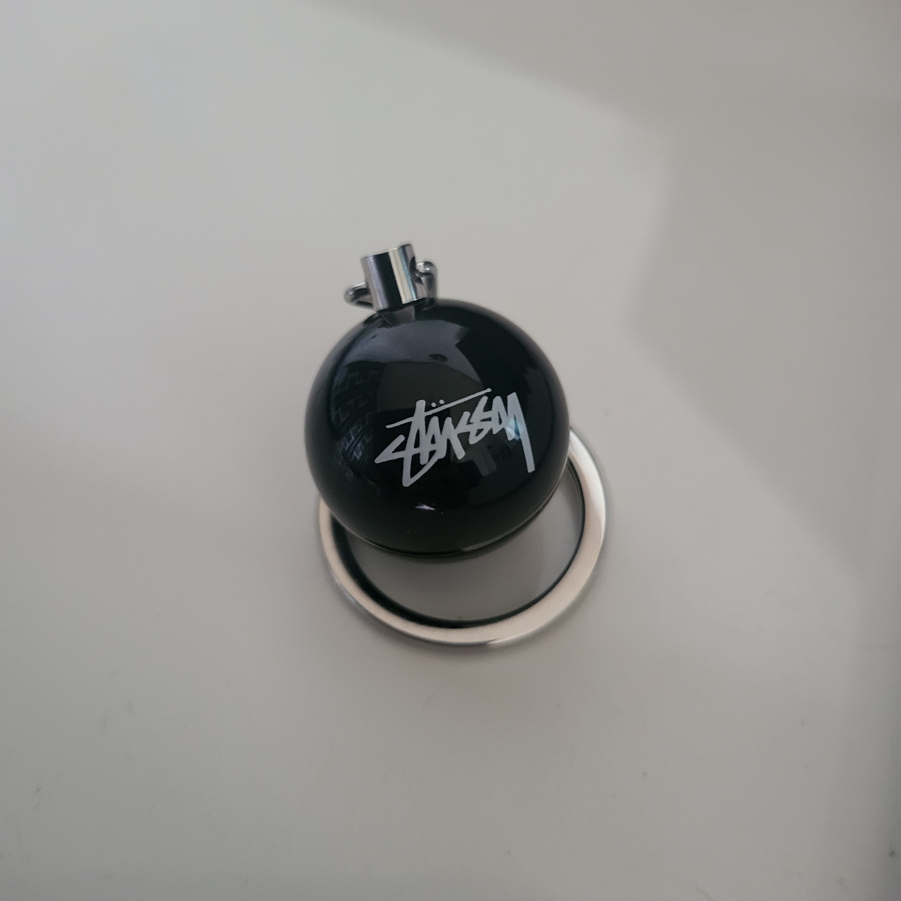 Stussy 8 Ball Keychain Black 착용 스타일