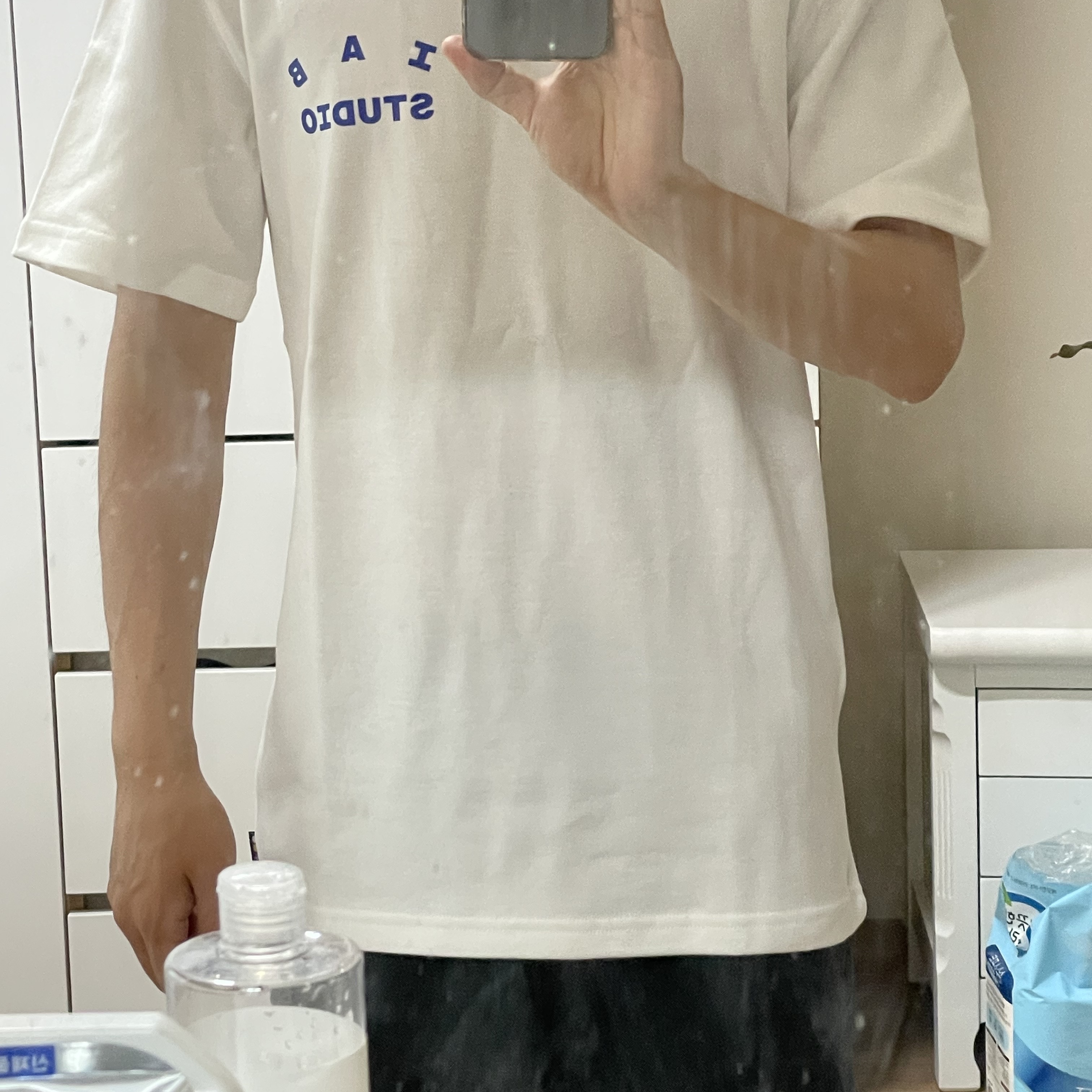 IAB Studio 10th Anniversary T-Shirts Pack White & Black (2 Pack) 착용 스타일