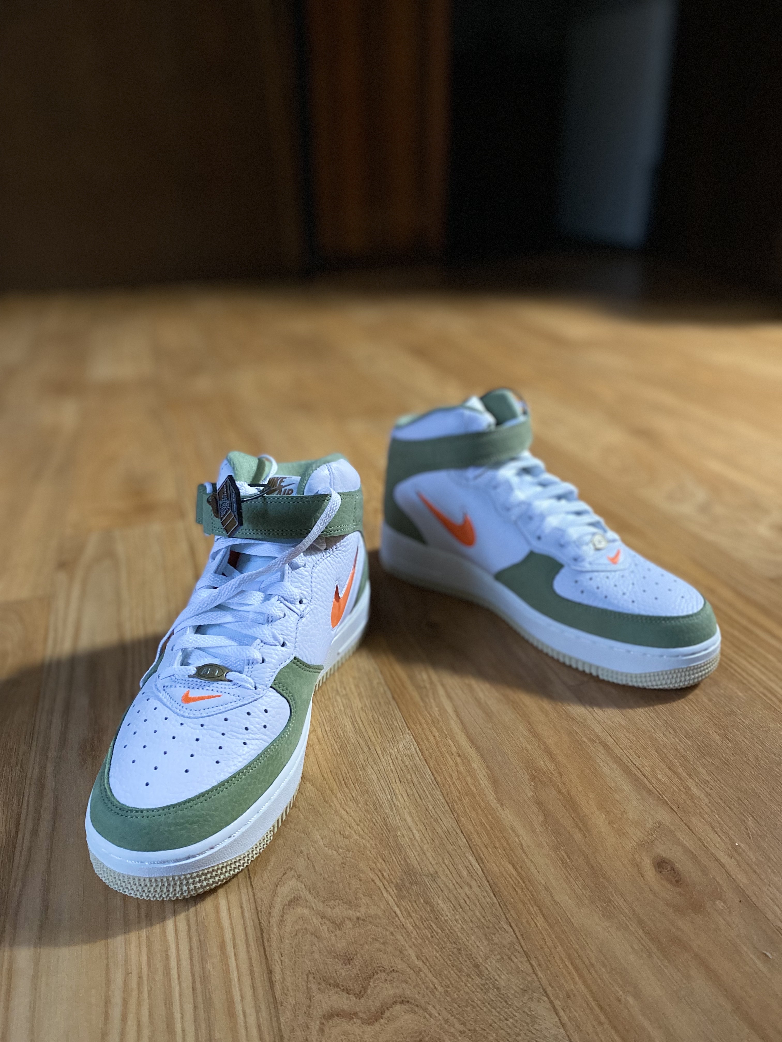Nike Air Force 1 Mid '07 QS Olive Green and Total Orange 착용 스타일 - 3