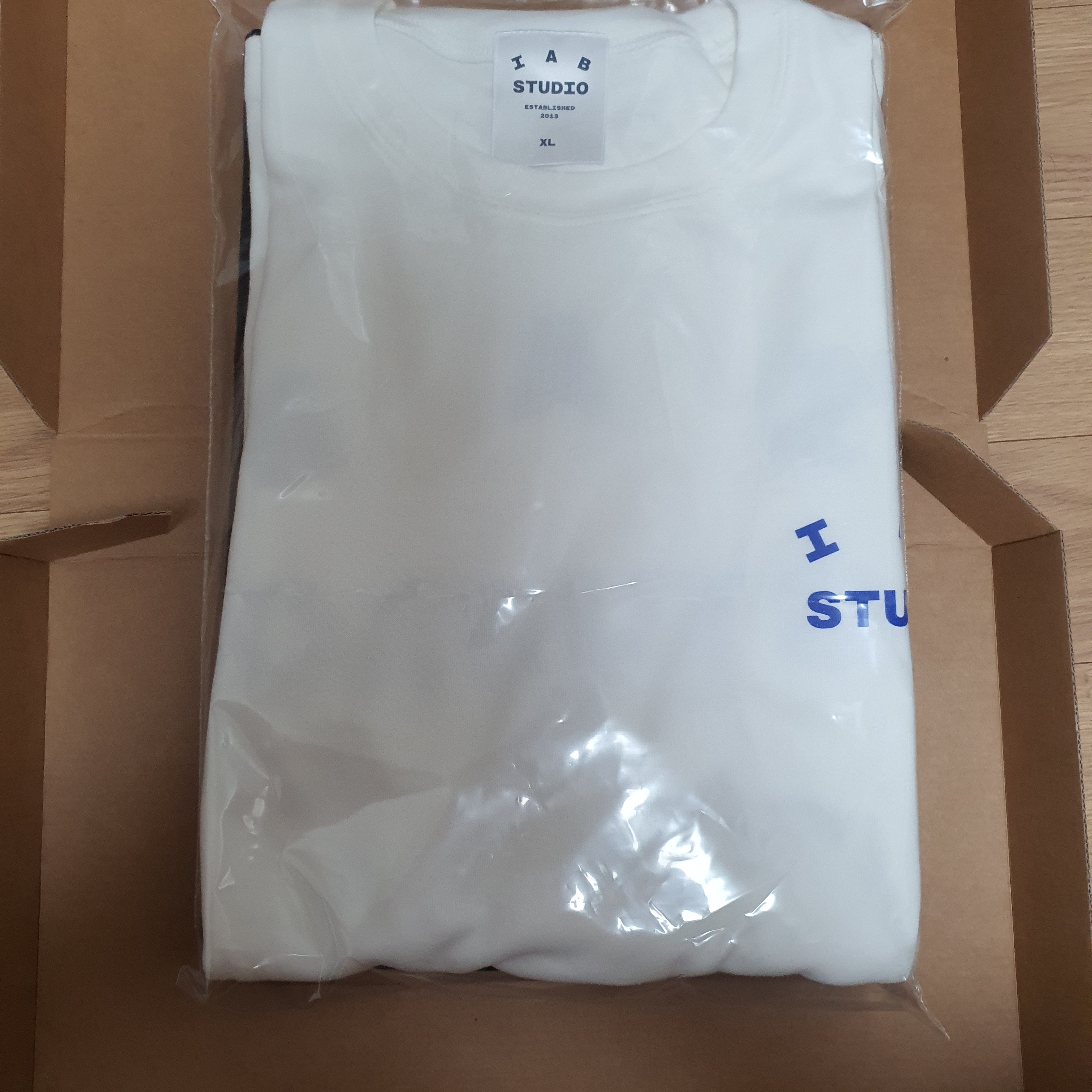 IAB Studio 10th Anniversary T-Shirts Pack White & Black (2 Pack) 착용 스타일 - 2