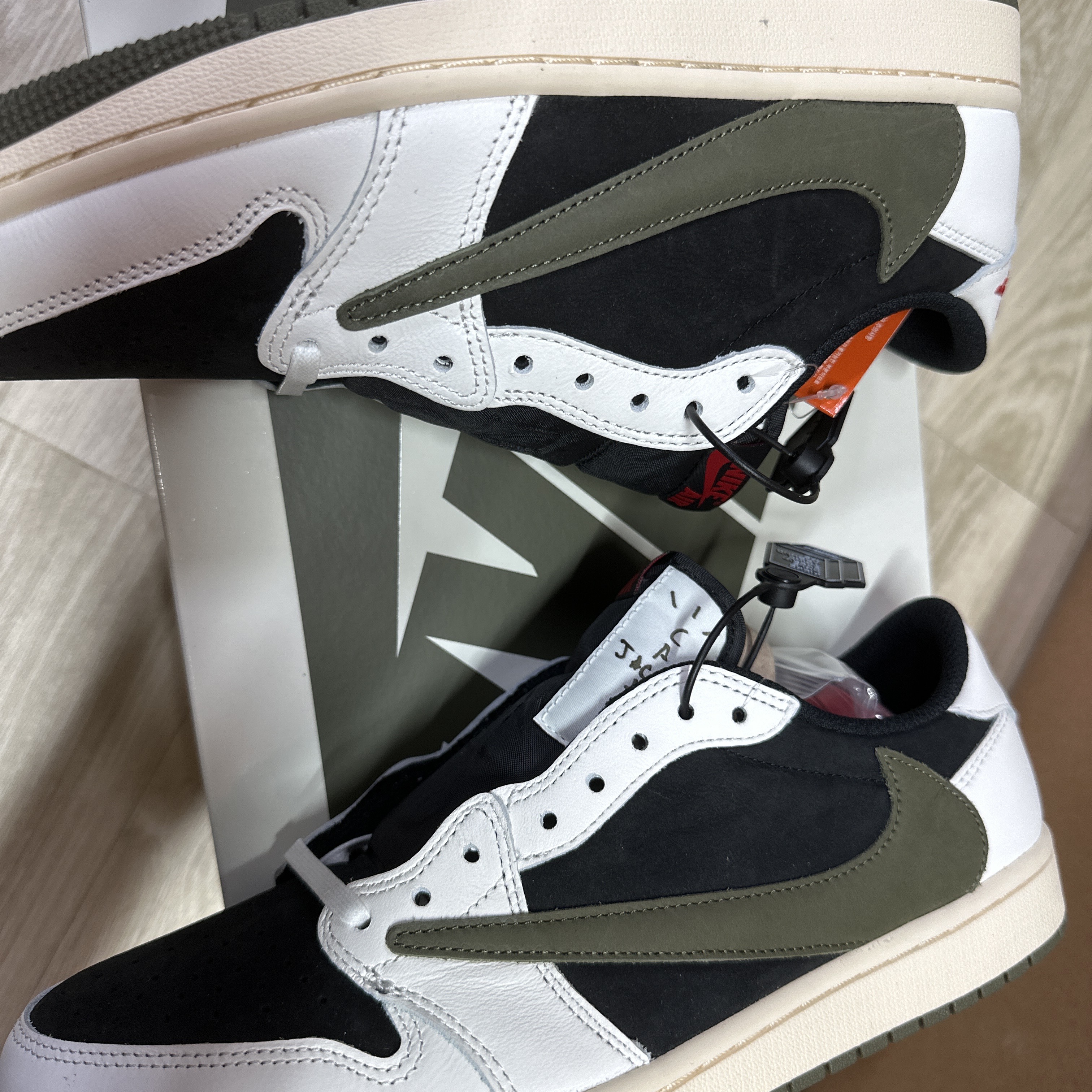 (W) Jordan 1 x Travis Scott Retro Low OG SP Medium Olive 착용 스타일