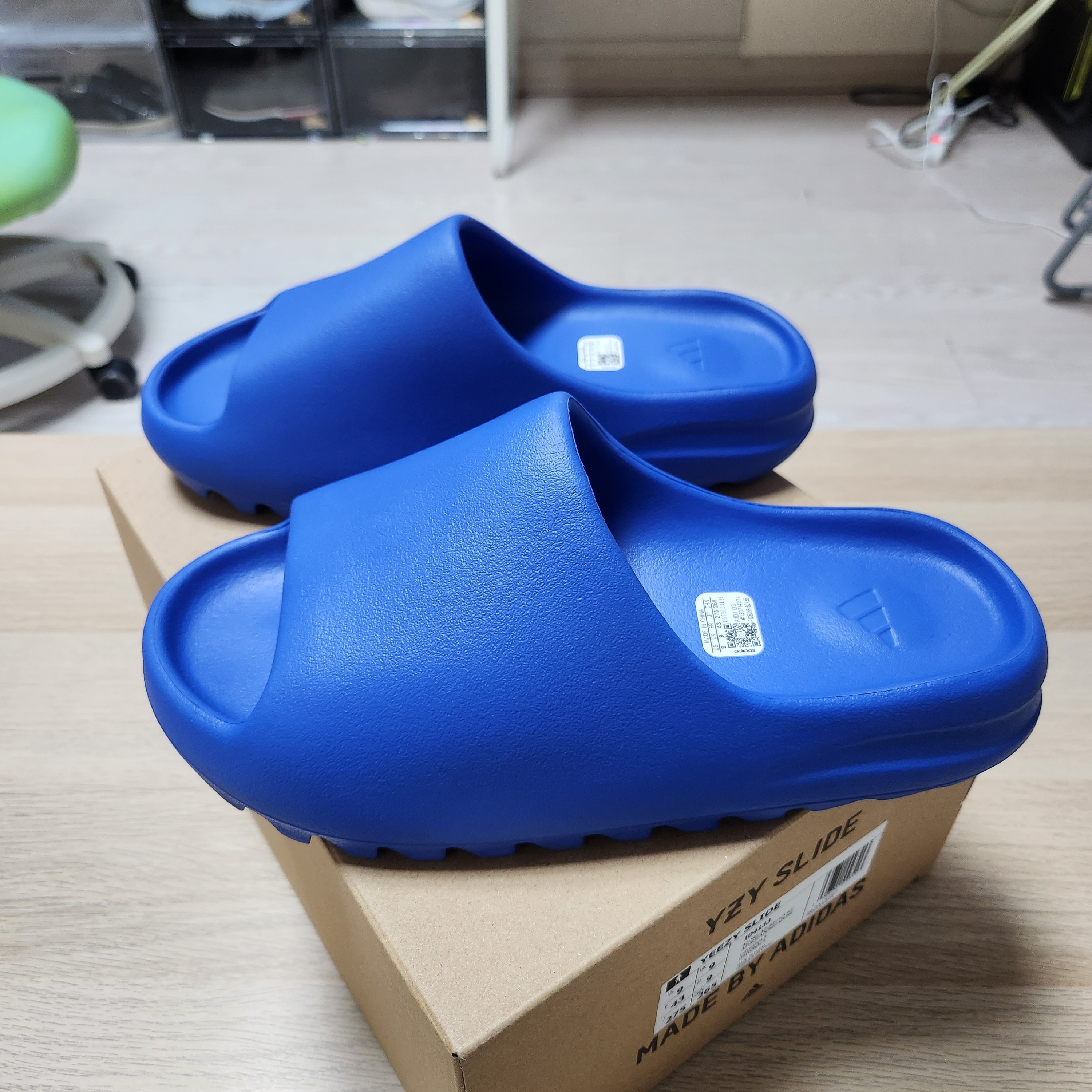 Adidas Yeezy Slide Azure 착용 스타일 - 2