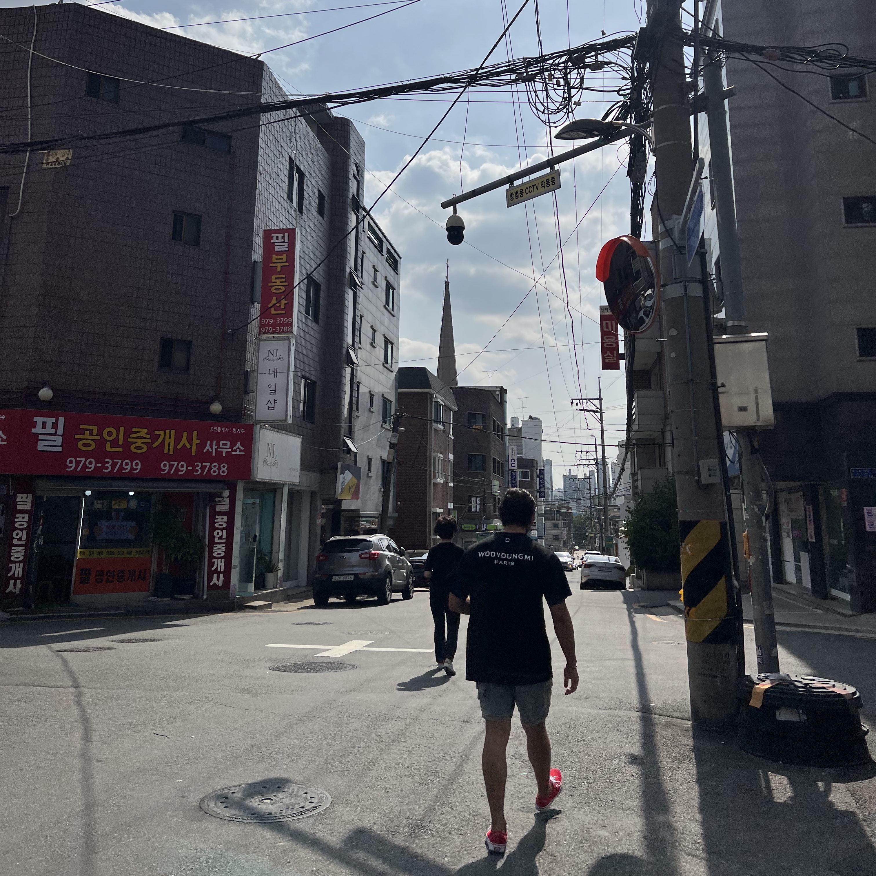 Wooyoungmi Bucket Hat Black - 22FW, Wooyoungmi White Back Logo T-Shirt Black - 22FW 착용 스타일