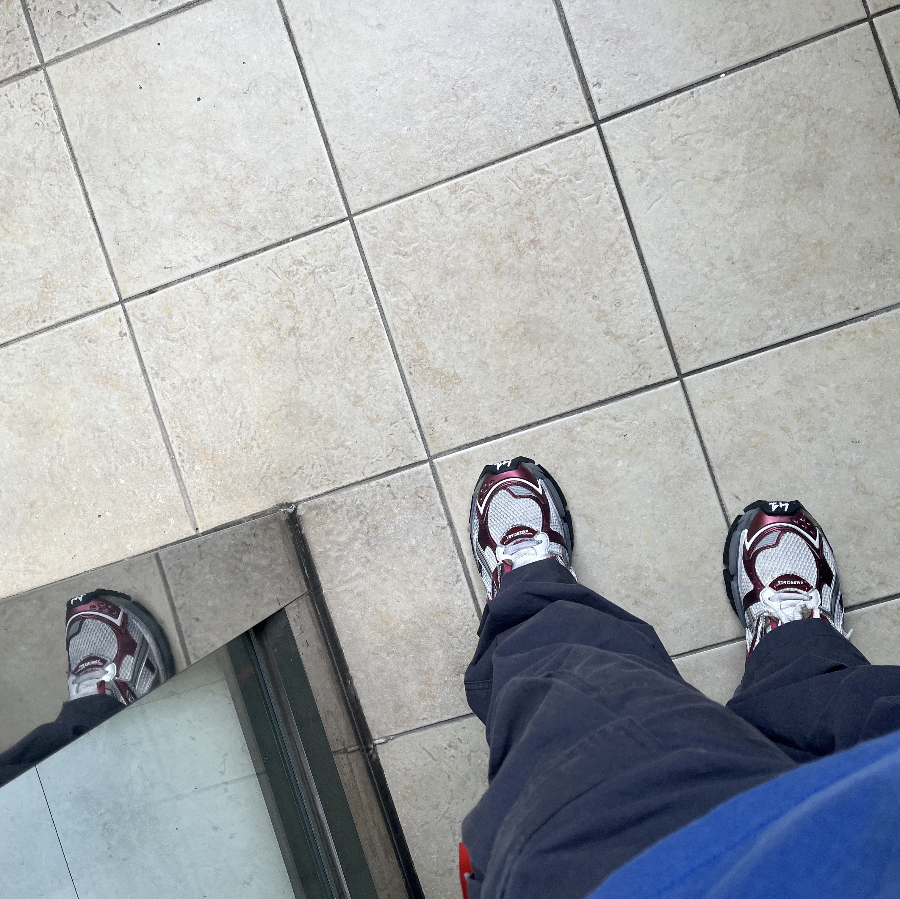 Balenciaga Runner Sneakers Grey Burgundy 착용 스타일
