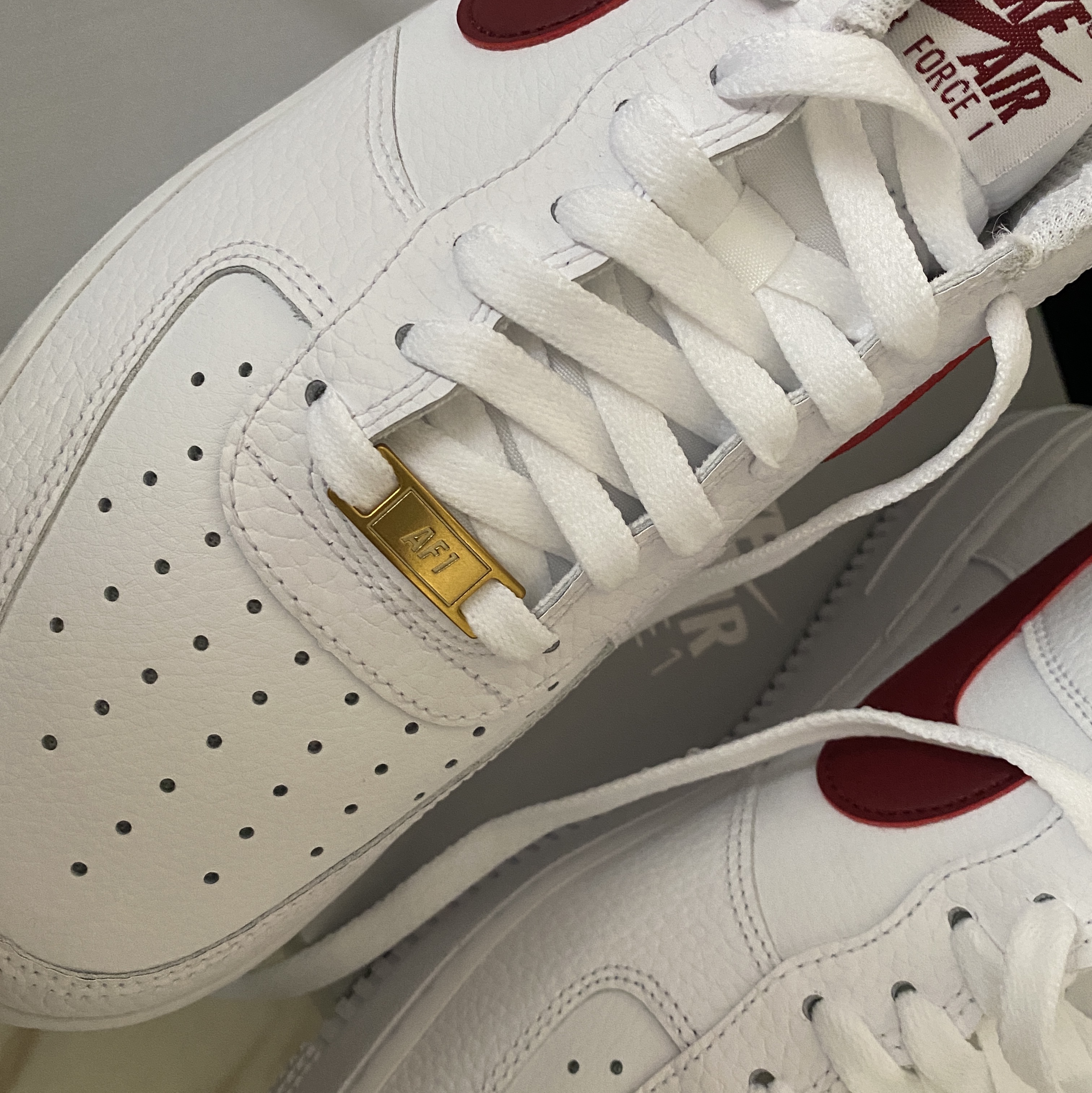 Nike Air Force 1 '07 Low White Team Red 착용 스타일 - 1