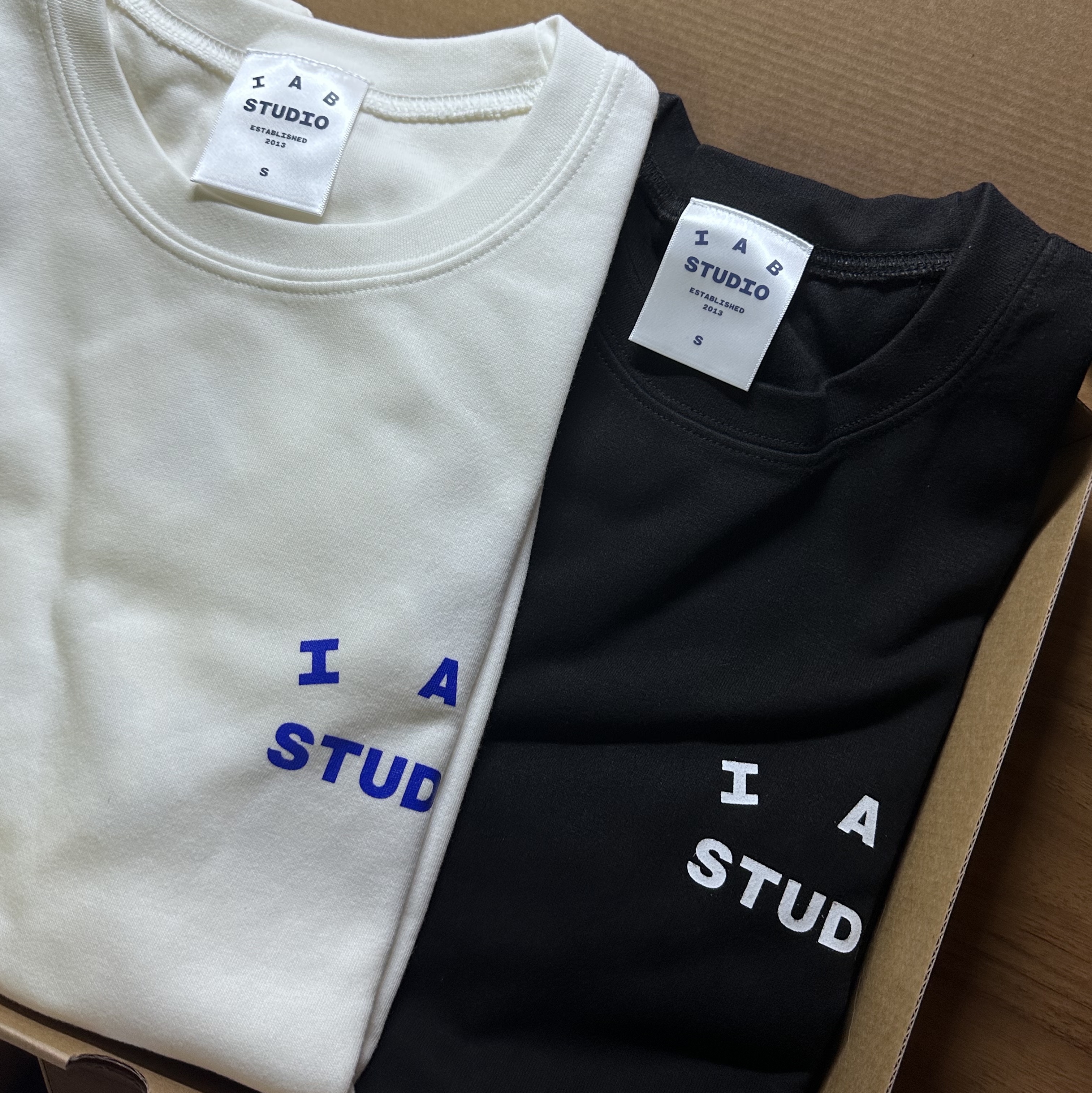 IAB Studio 10th Anniversary T-Shirts Pack White & Black (2 Pack) 착용 스타일 - 1