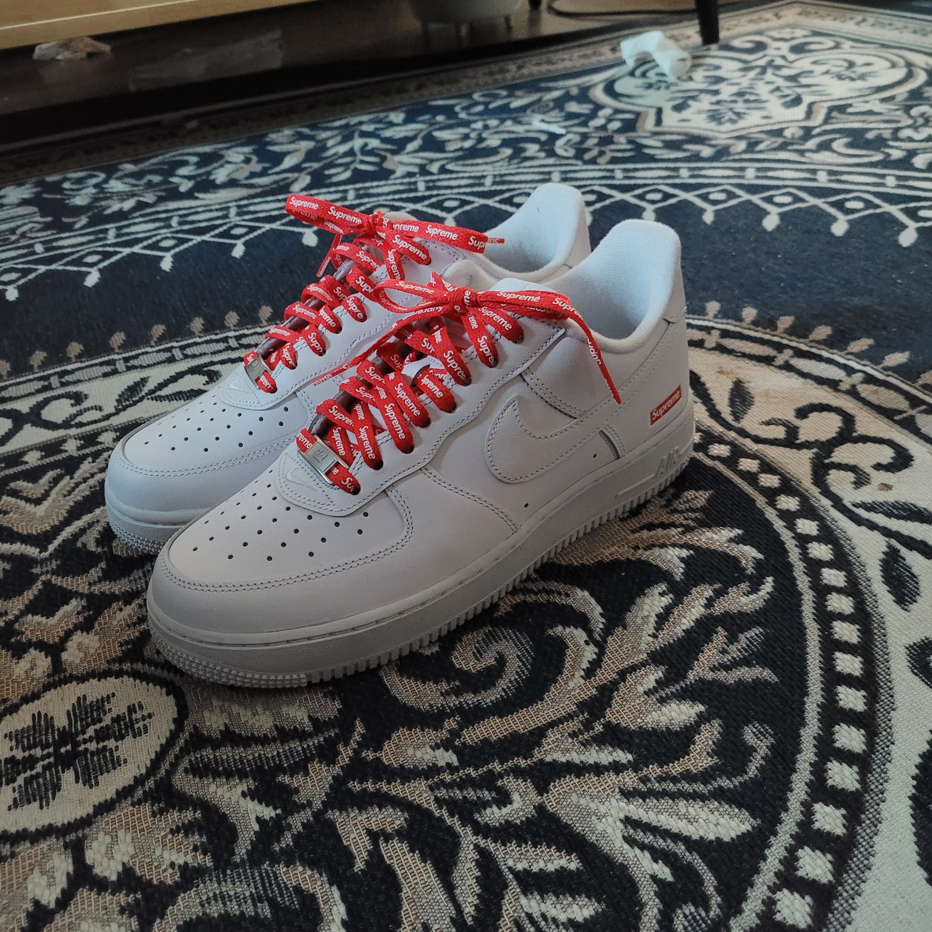 Nike x Supreme Air Force 1 Low White 착용 스타일