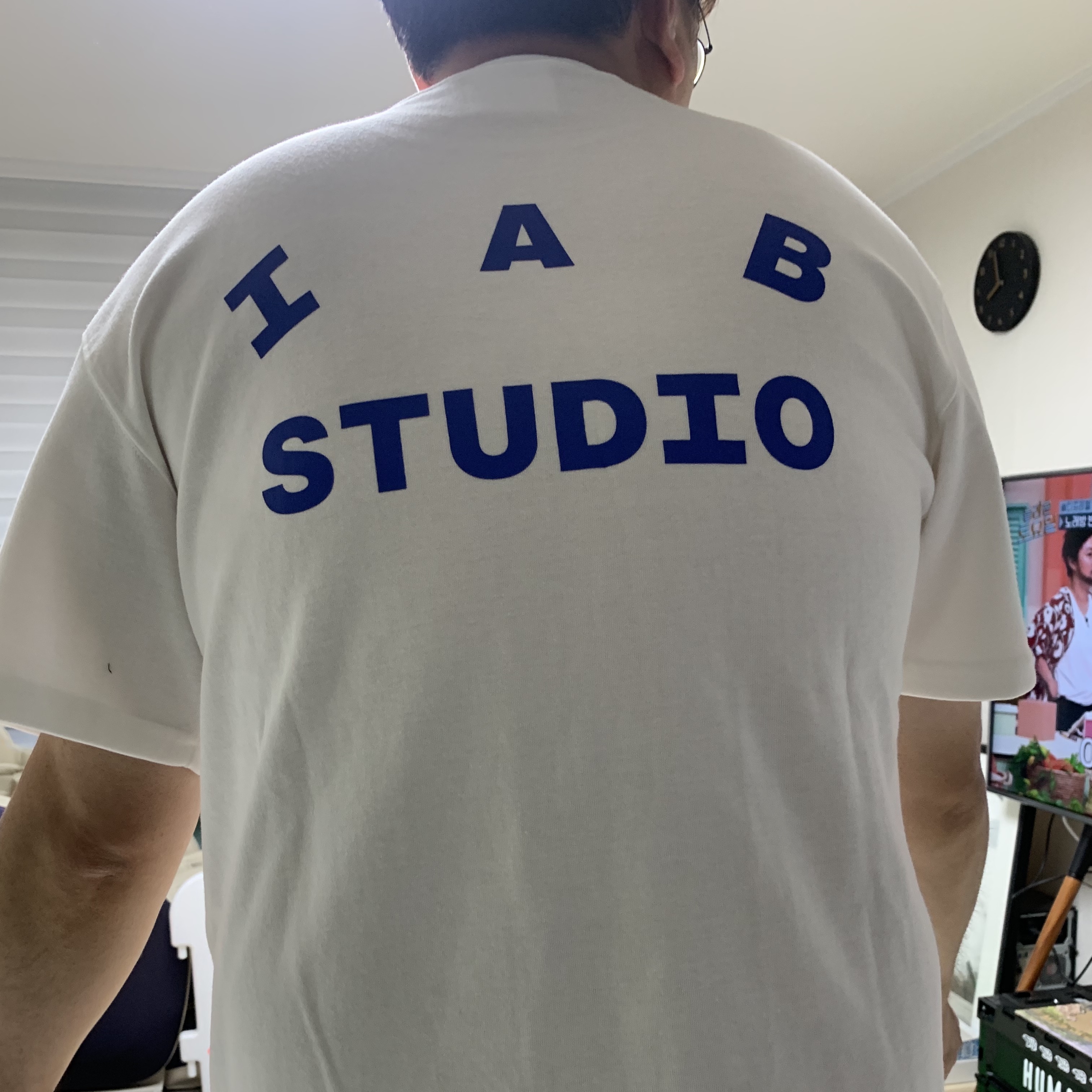 IAB Studio 10th Anniversary T-Shirts Pack White & Black (2 Pack) 착용 스타일 - 1