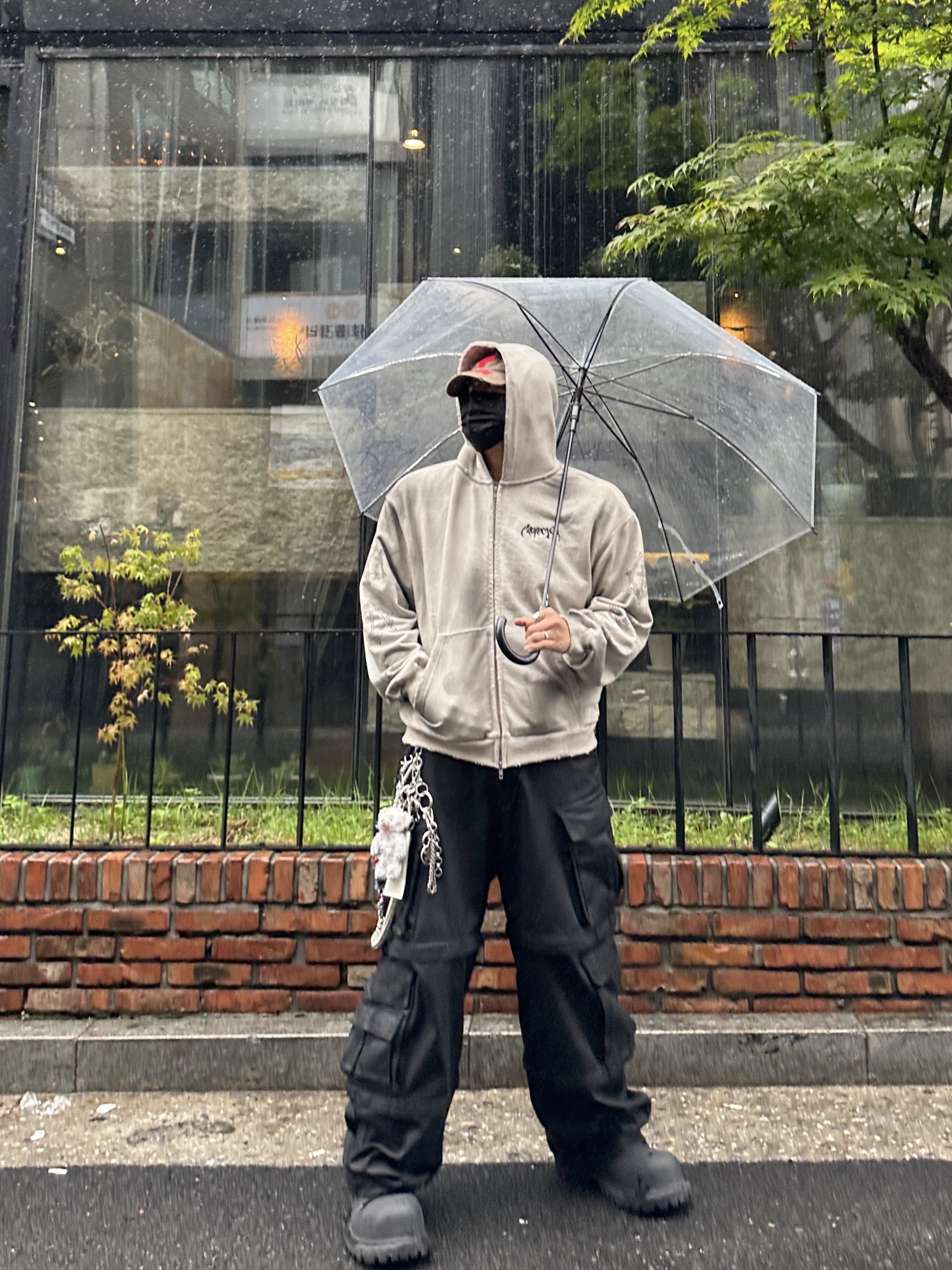 Balenciaga XL Army Boots Full Eva Black, Project G/R Oversized Convertible Cargo Pants Coated Black 착용 스타일 - 2