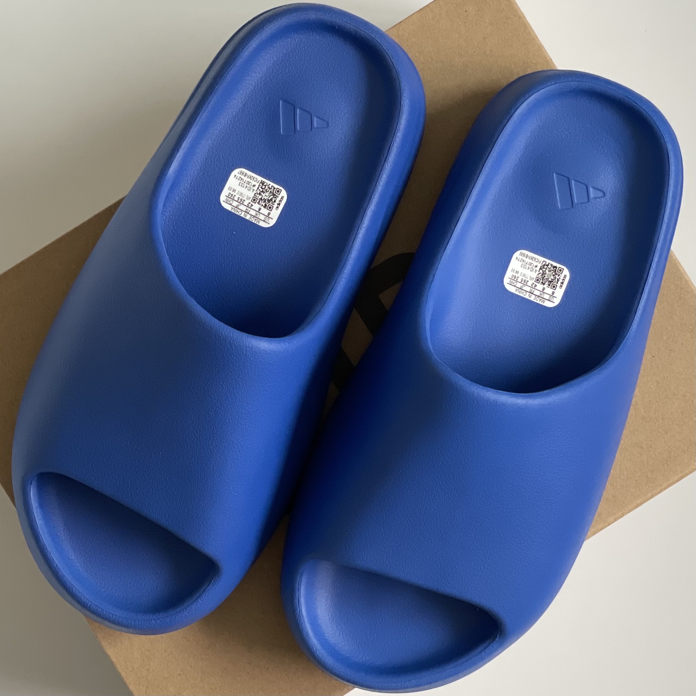 Adidas Yeezy Slide Azure 착용 스타일