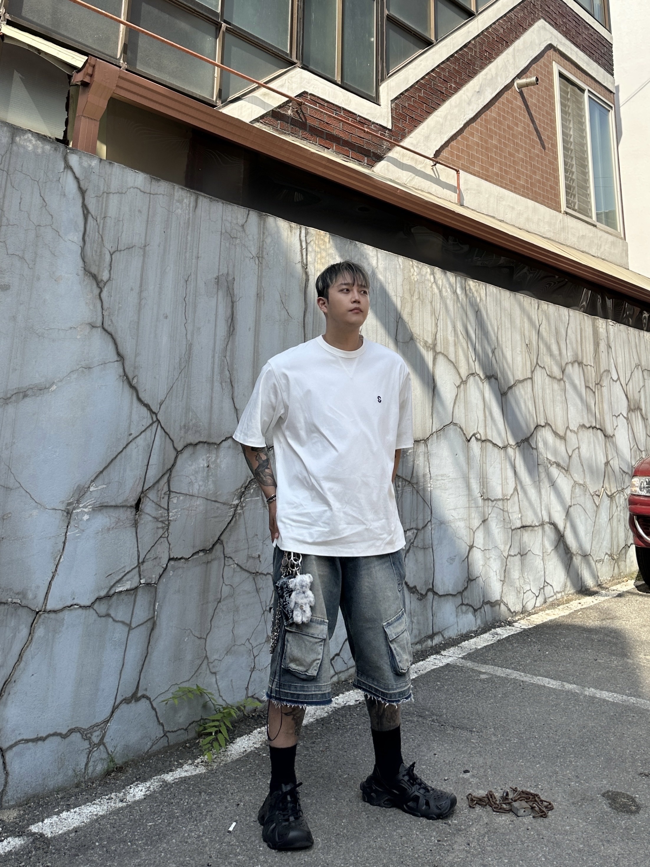 Balenciaga HD Lace-Up Sneakers Black, Nos Couleurs Old Washed Cargo Denim Shorts Blue 착용 스타일 - 2