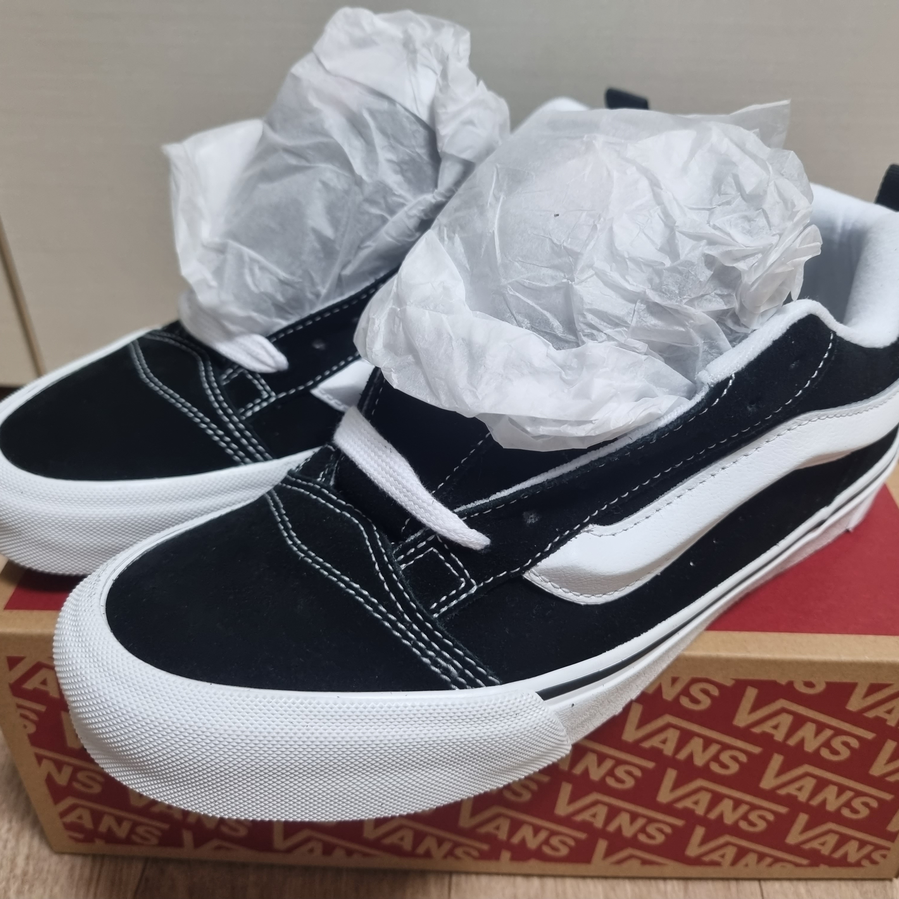 Vans Knu-Skool Black True White 착용 스타일