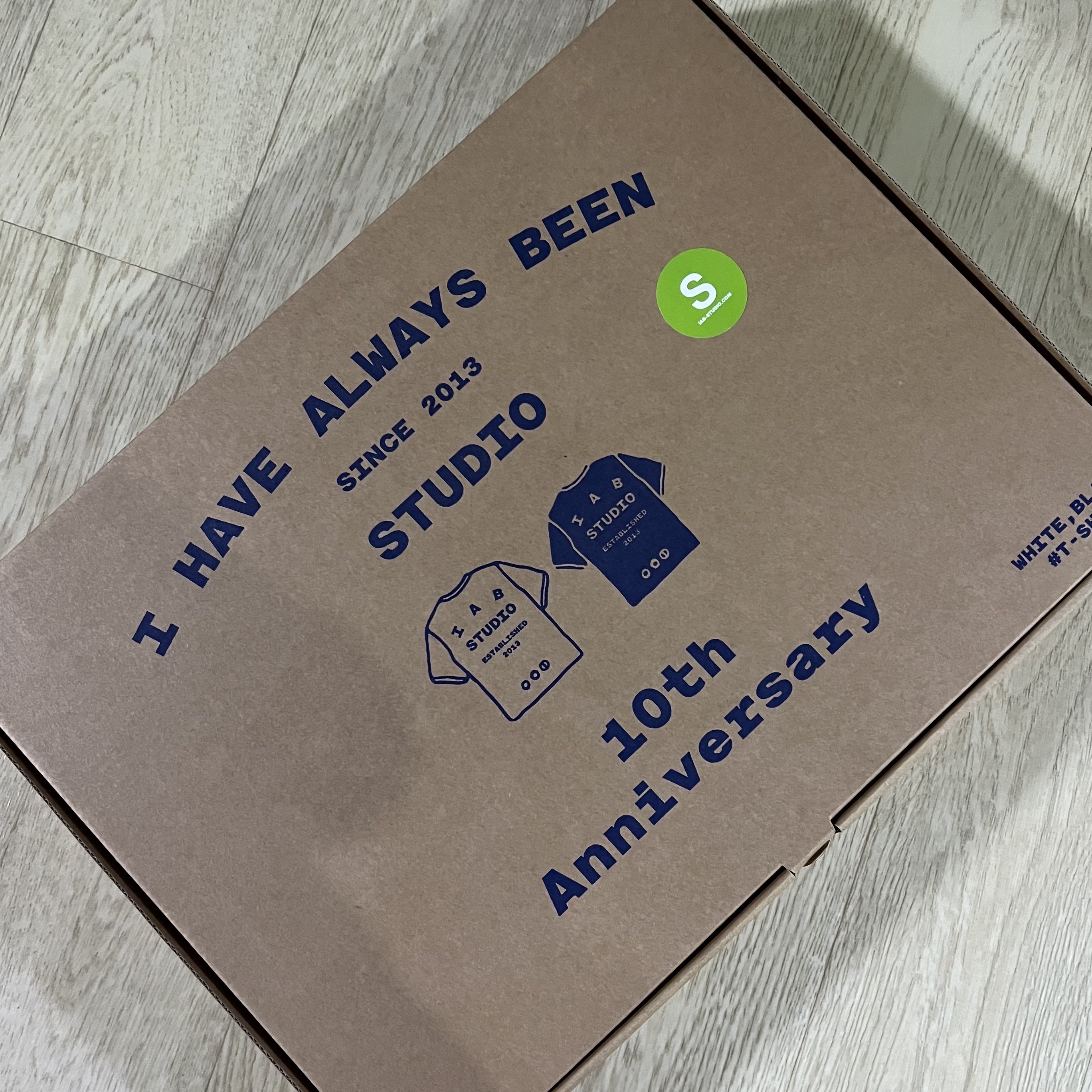IAB Studio 10th Anniversary T-Shirts Pack White & Black (2 Pack) 착용 스타일 - 1