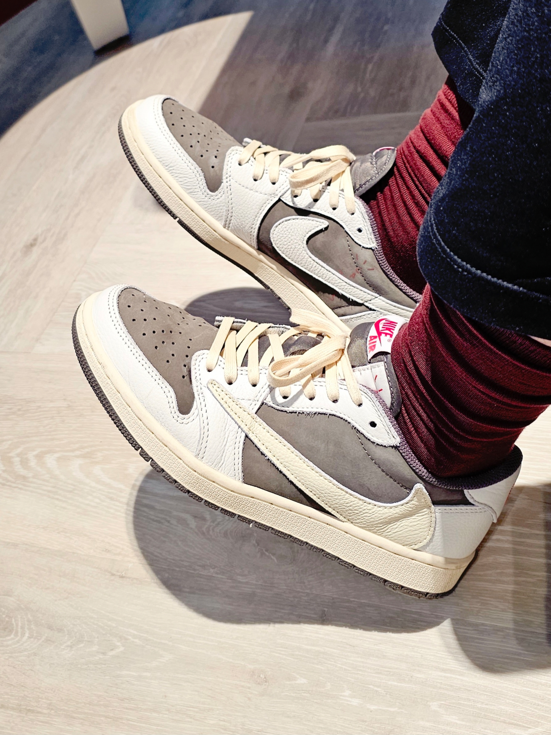Jordan 1 x Travis Scott Retro Low OG SP Sail and Ridgerock 착용 스타일