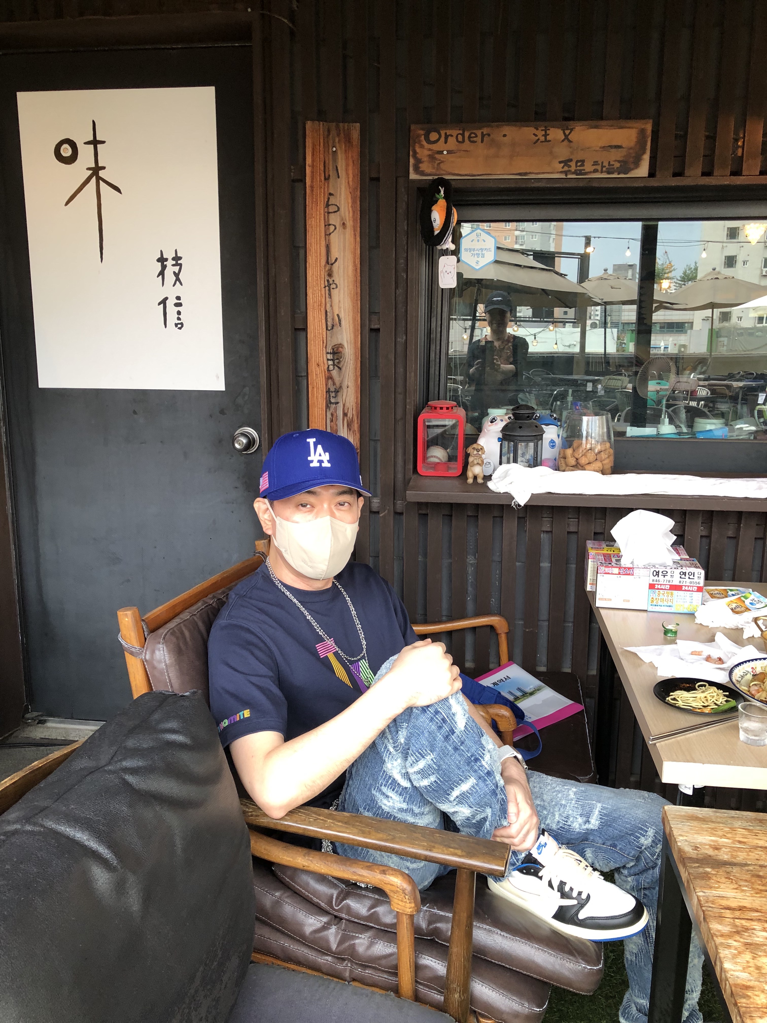 Jordan 1 x Travis Scott x Fragment Retro Low OG SP Military Blue, Undermycar x Konic Section Vol.2 Hard Destroyed Washed Jeans - 23SS 착용 스타일 - 1
