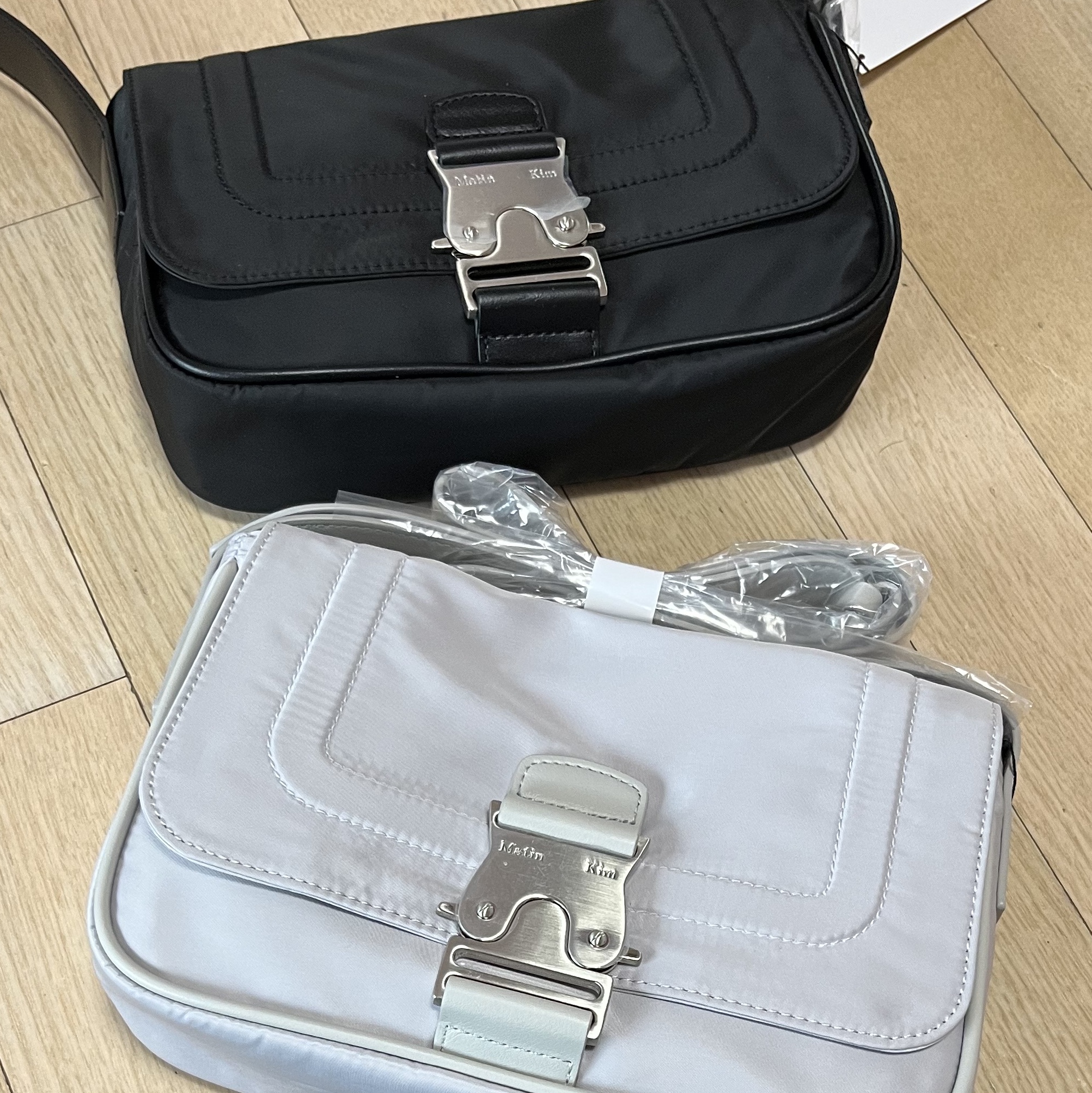 Matin Kim Mini Buckle Bag Light Grey, Matin Kim Mini Buckle Bag Black 착용 스타일