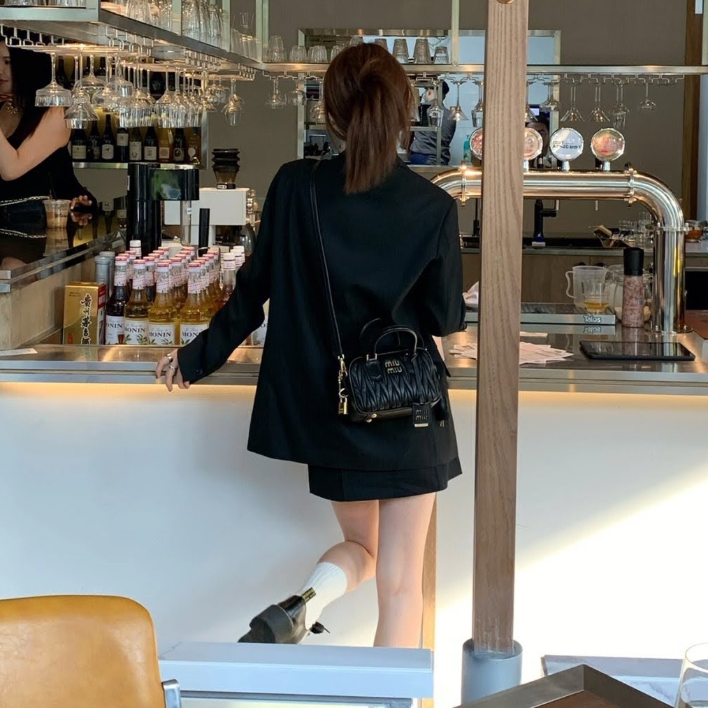 Miu Miu Matelasse Nappa Leather Top Handle Mini Bag Black 착용 스타일