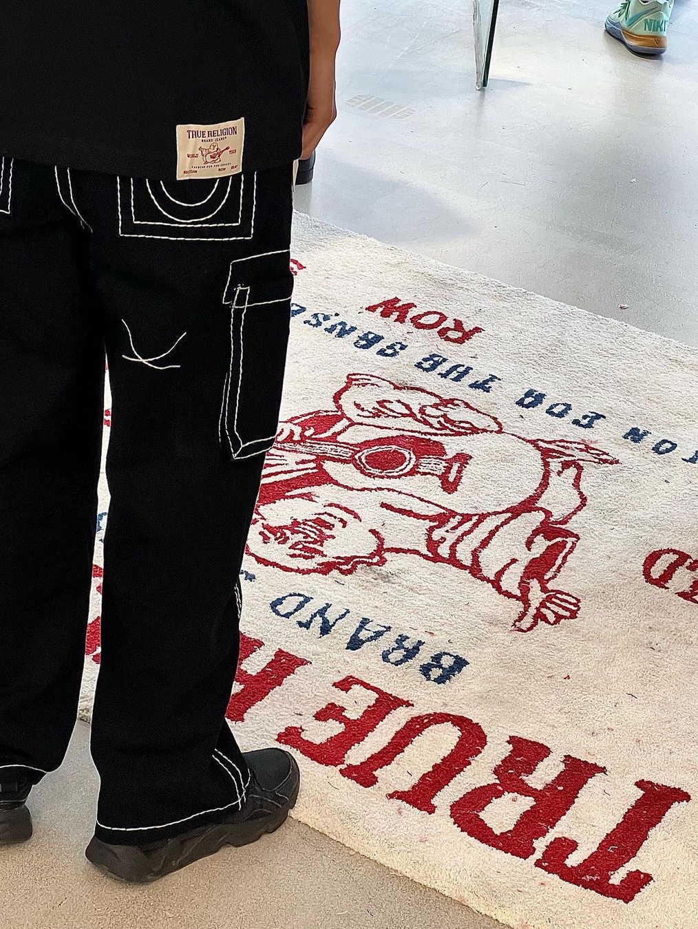 True Religion Classic Cargo Pants Mk-1 Black, True Religion Classic Cargo Pants Light Indigo 착용 스타일