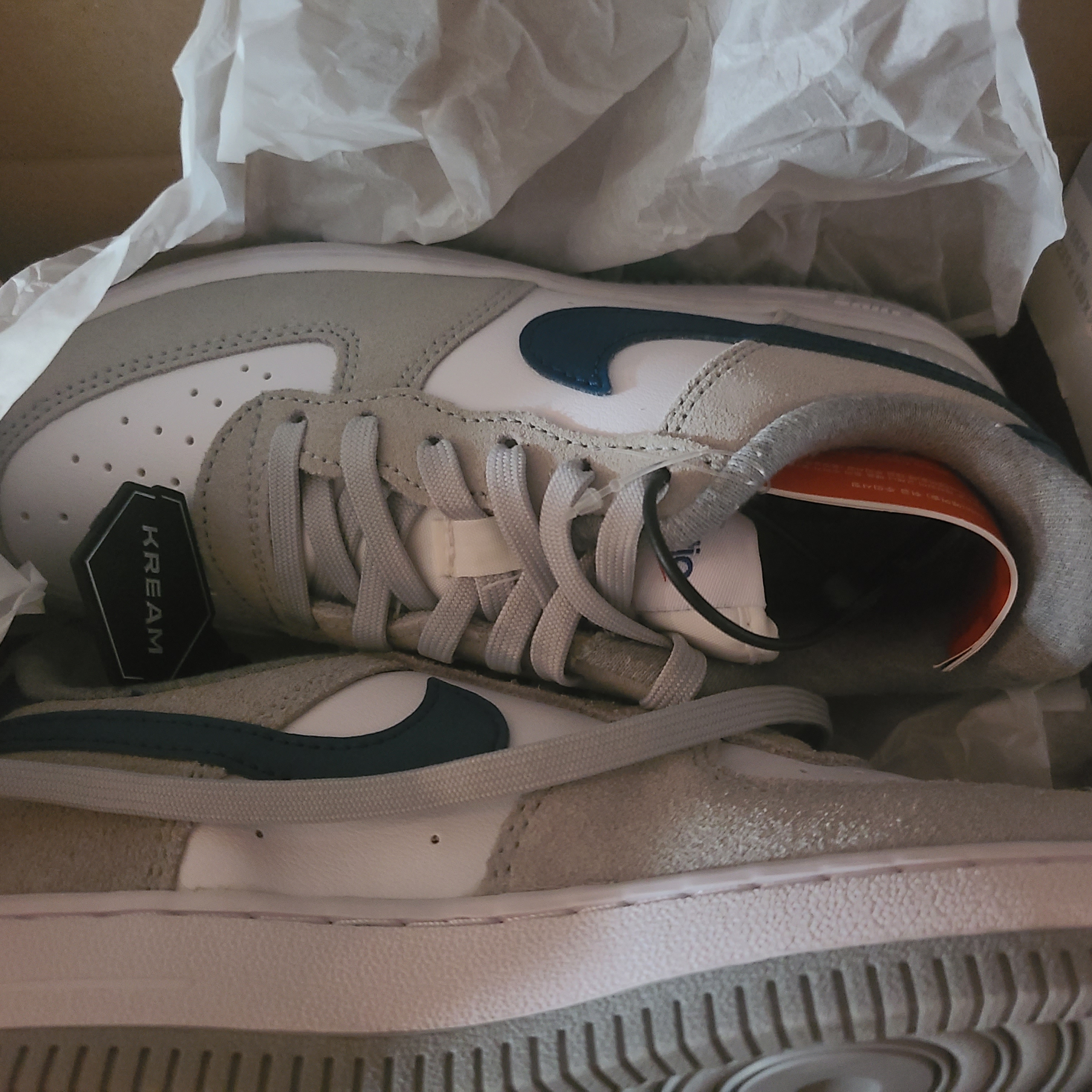 (GS) Nike Air Force 1 LV8 Athletic Club Light Smoke Grey Marina 착용 스타일