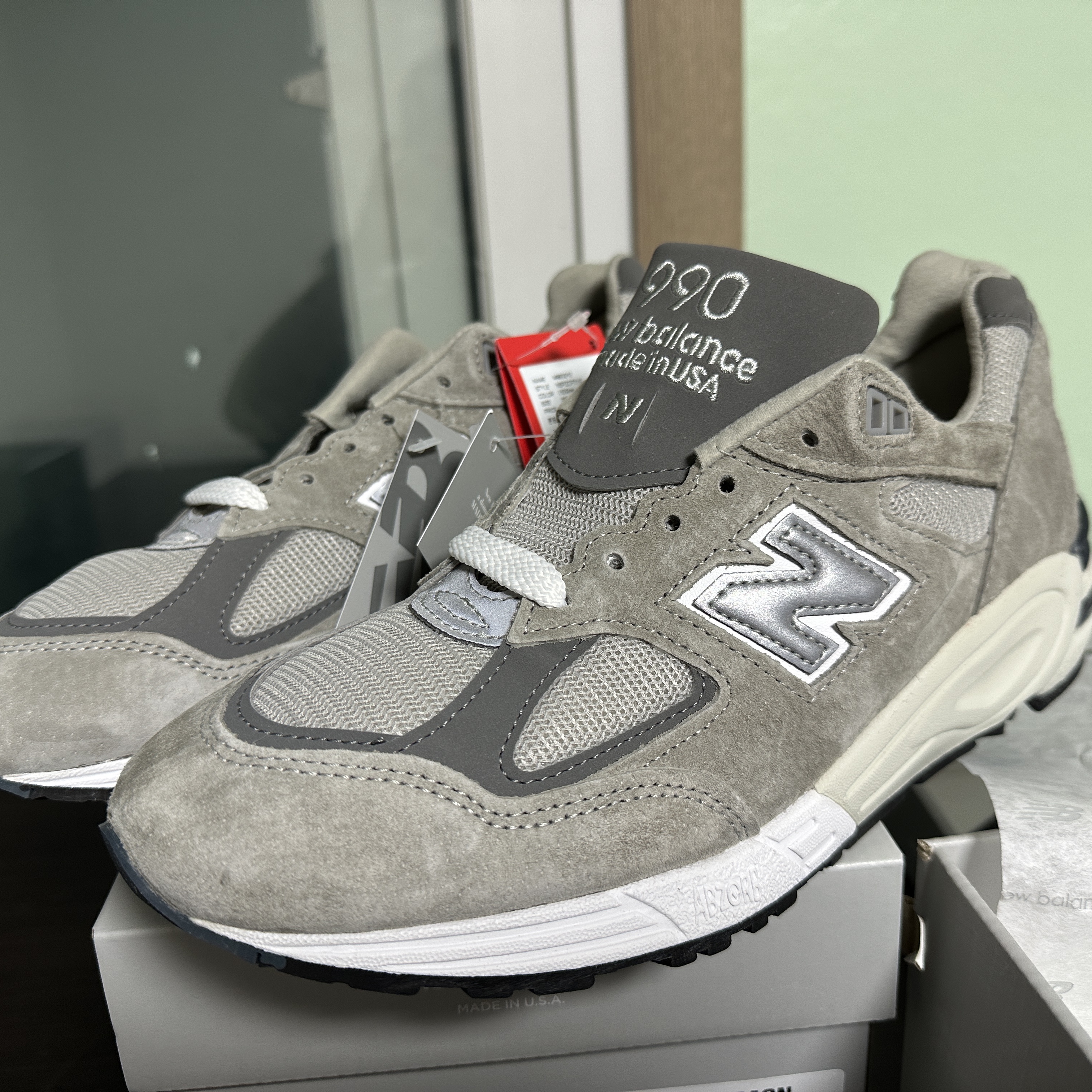 New Balance 990v2 Made in USA Grey, New Balance 990v2 Made in USA Navy 착용 스타일 - 1