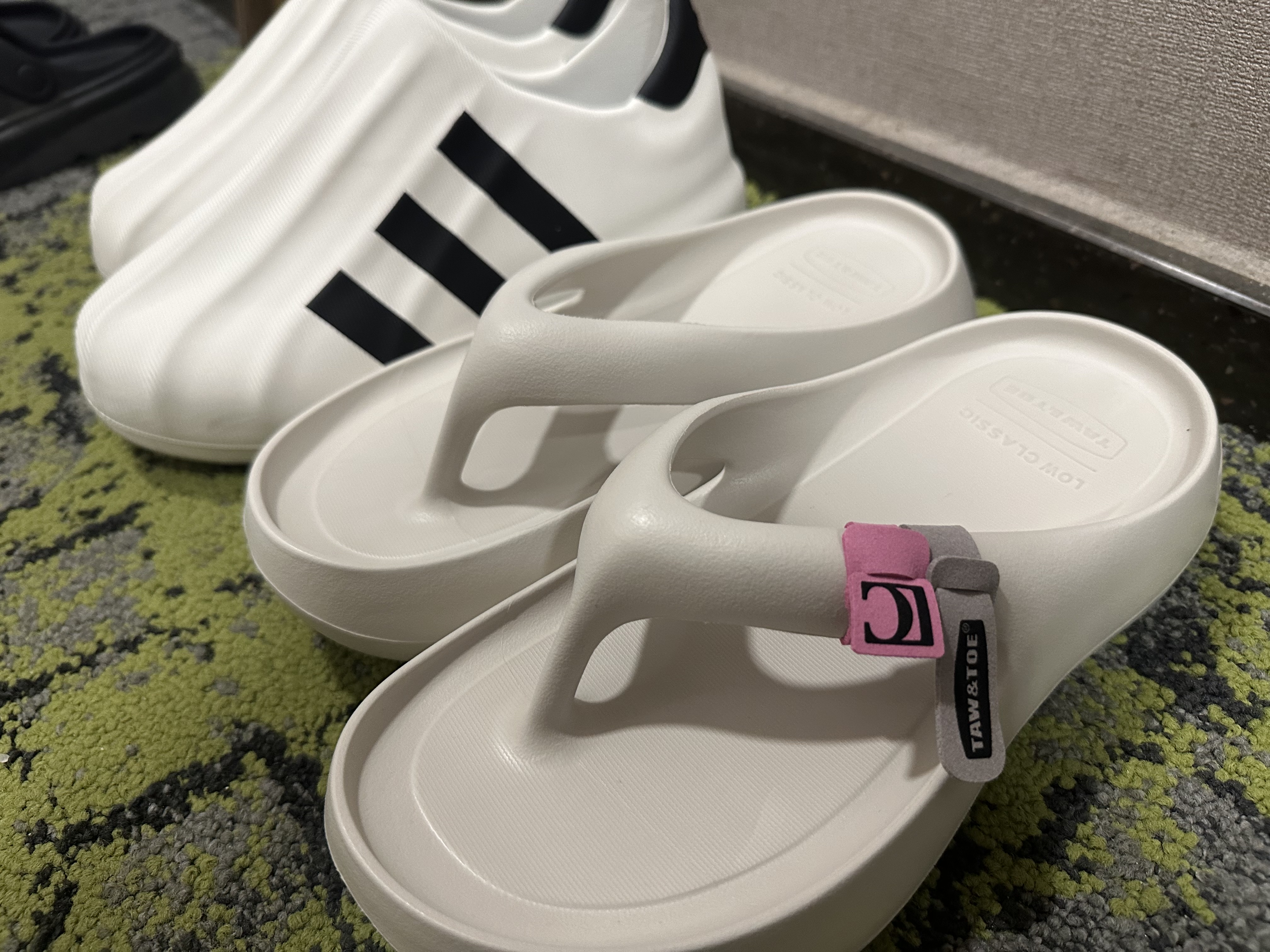 Taw&Toe x Low Classic Platform Flip Flop Cream, Adidas Adifom Superstar Core White 착용 스타일 - 2