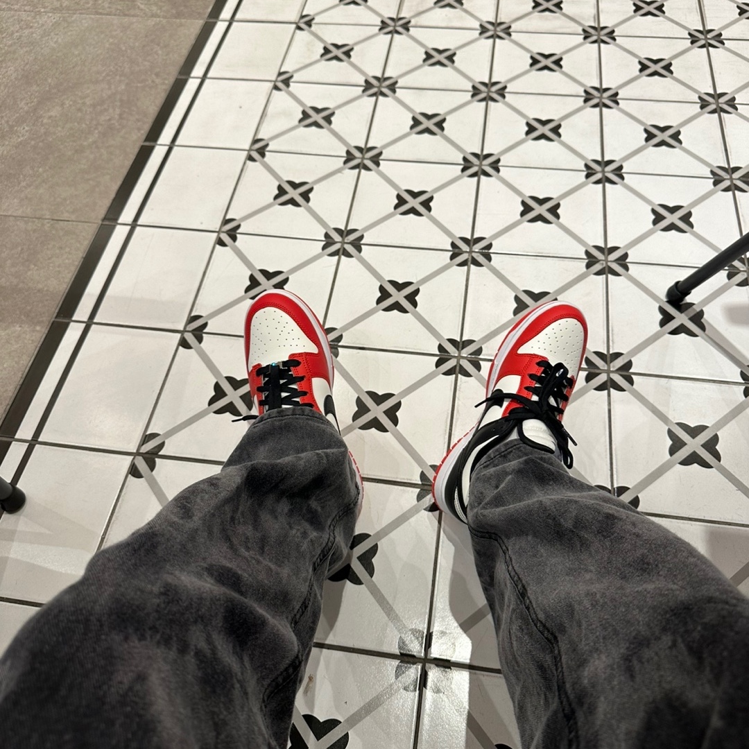Nike x NBA Dunk Low Retro EMB Black and Chile Red 착용 스타일