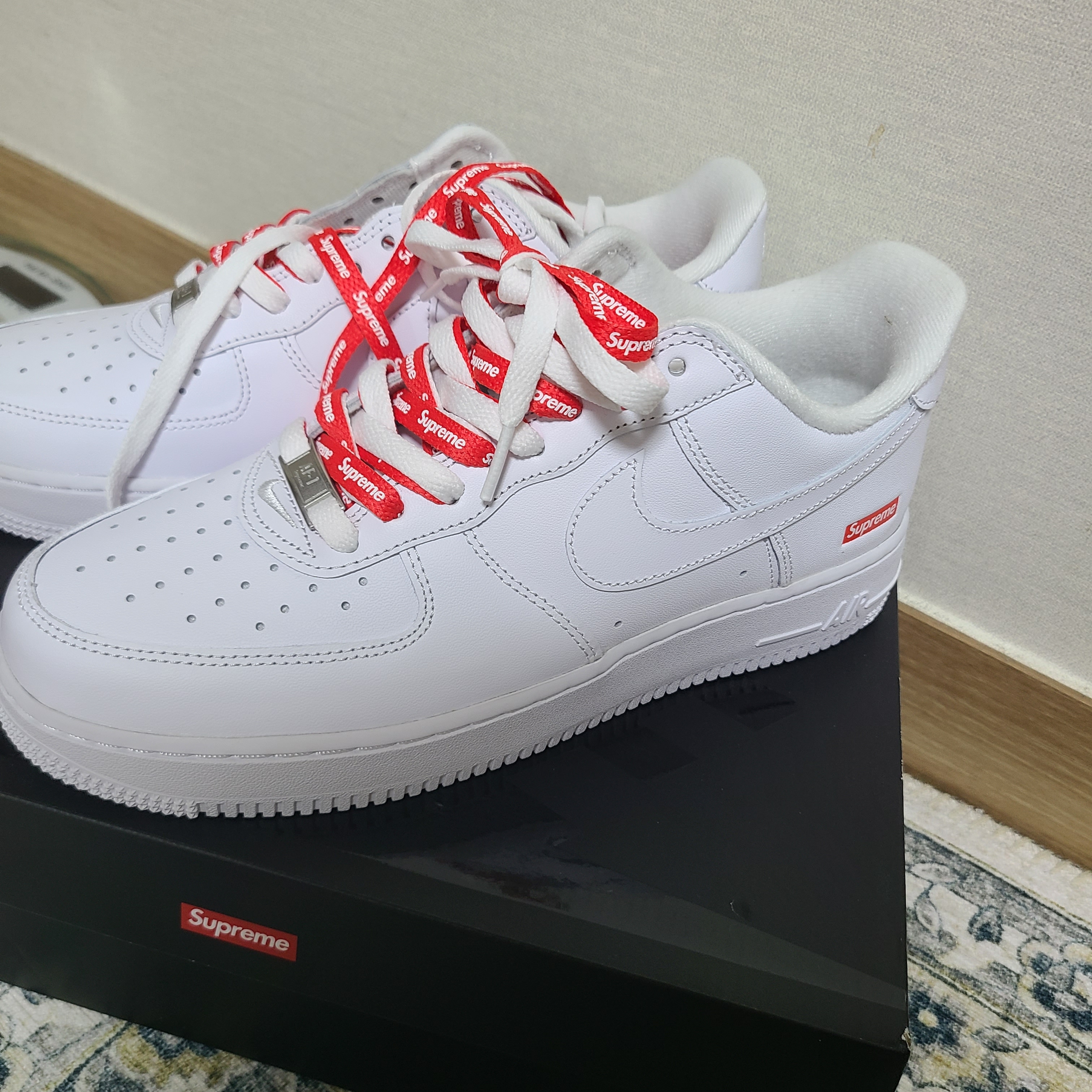 Nike x Supreme Air Force 1 Low White 착용 스타일