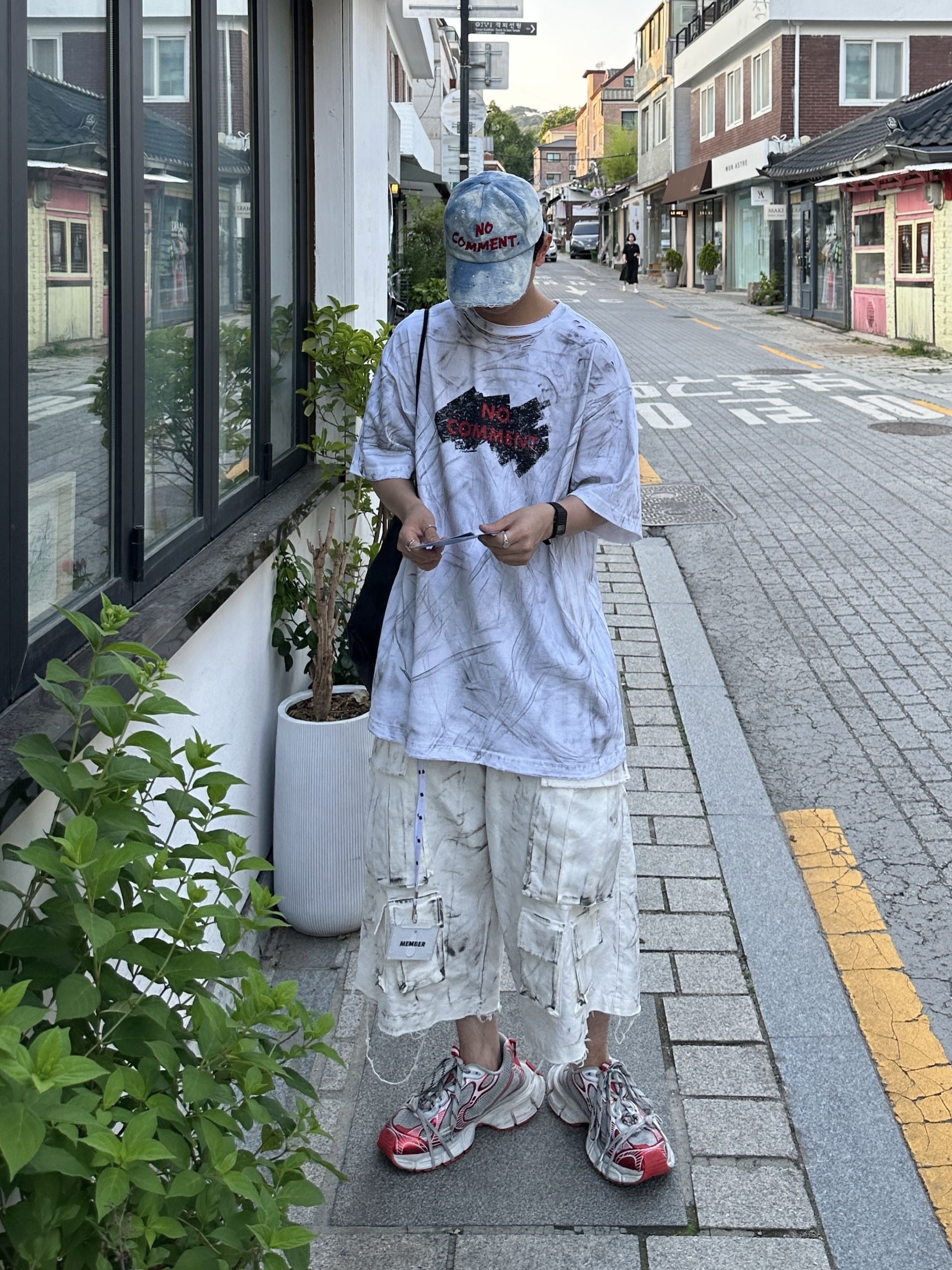 Nos Couleurs No Comment Cap Denim, Nos Couleurs No Comment T-Shirt White 착용 스타일 - 4