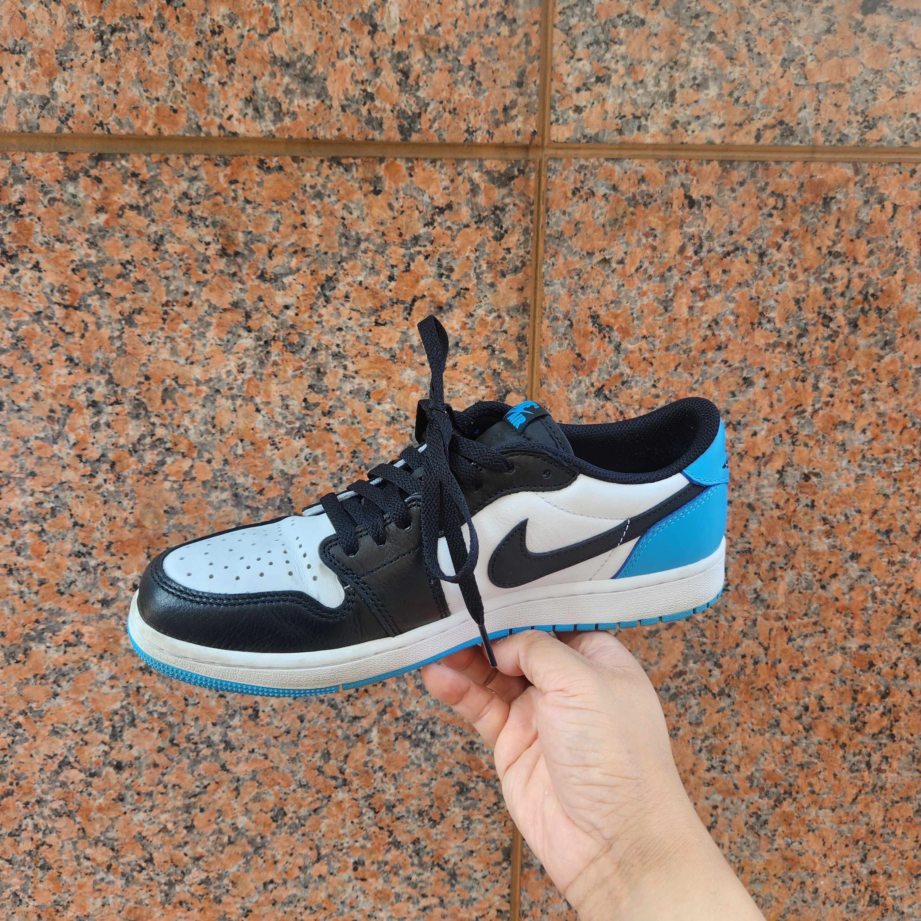 Jordan 1 Retro Low OG Black and Dark Powder Blue 착용 스타일