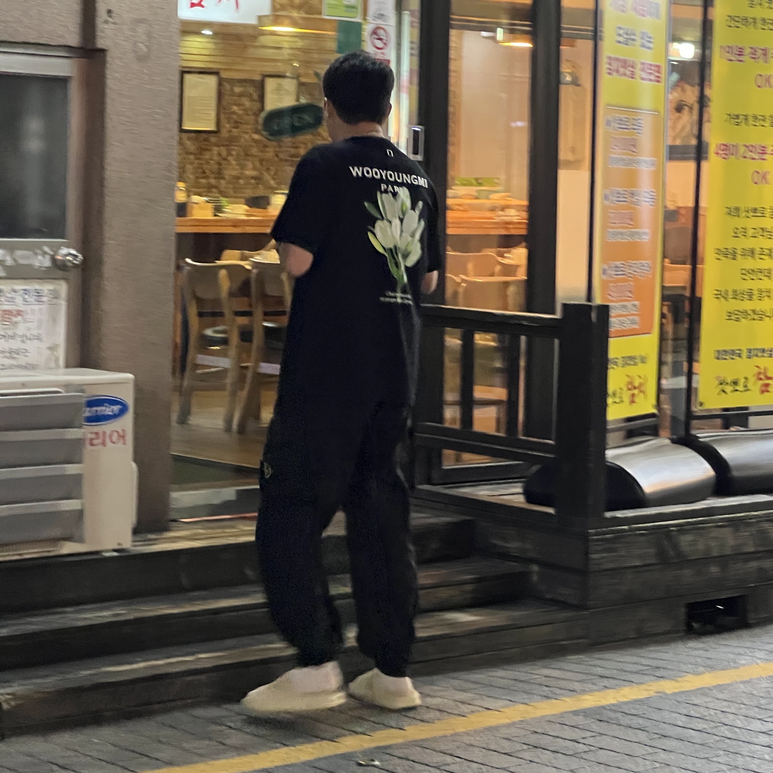 Stone Island 30203 Cargo Pants 5 Pockets Black - 21SS, Adidas Yeezy Slide Bone 2022/2023 착용 스타일 - 1