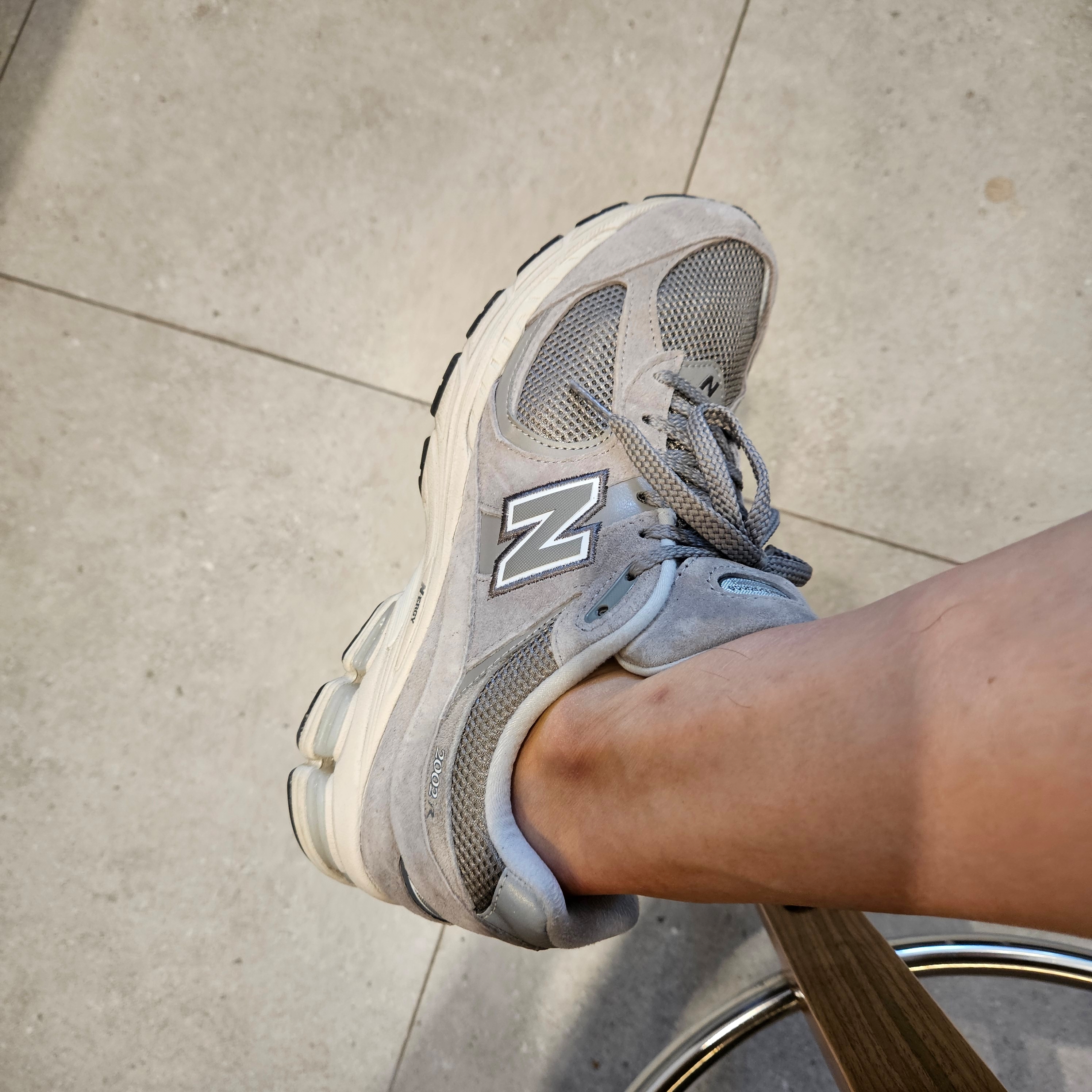 New Balance 2002R Grey 착용 스타일 - 2