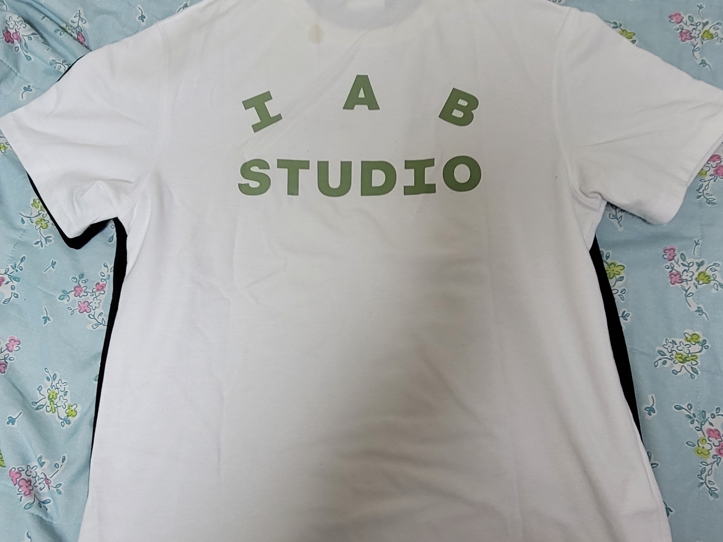 IAB Studio 10th Anniversary T-Shirts Pack White & Black (2 Pack), IAB Studio T-Shirt White Light Green 착용 스타일 - 2