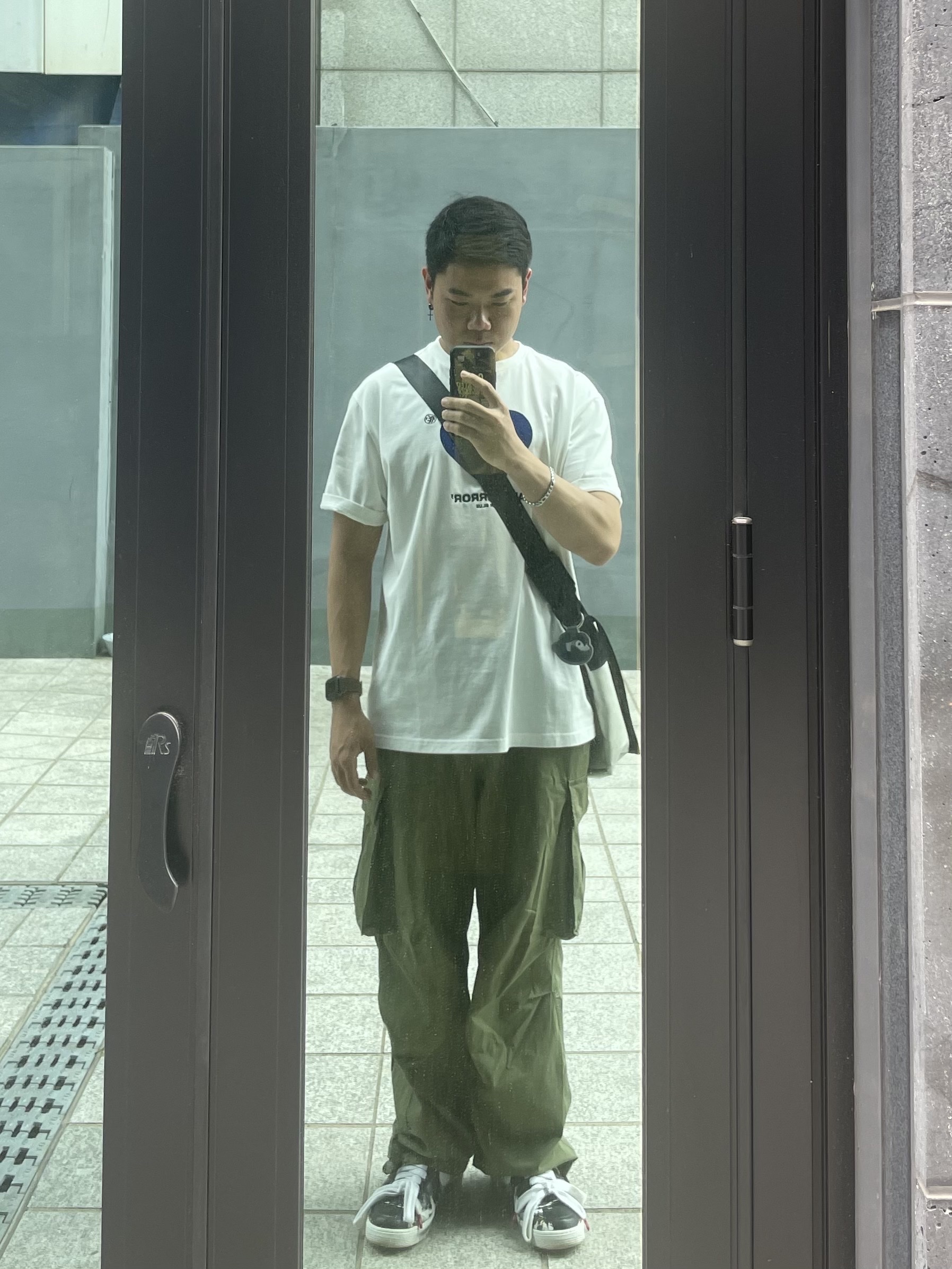 Ader Error Twin Heart Logo T-Shirt White, Nike x Peaceminusone Air Force 1 Low Para-Noise 착용 스타일