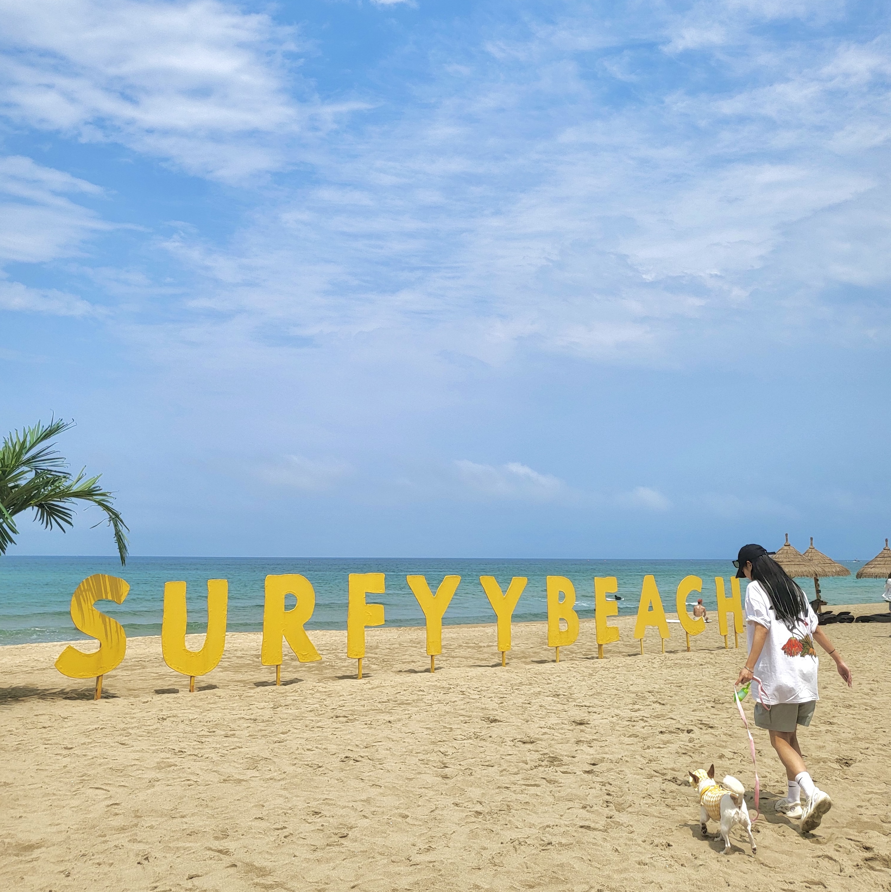 Stussy Withered Flower T-Shirt White, Adidas Yeezy Foam RNNR Sand 착용 스타일