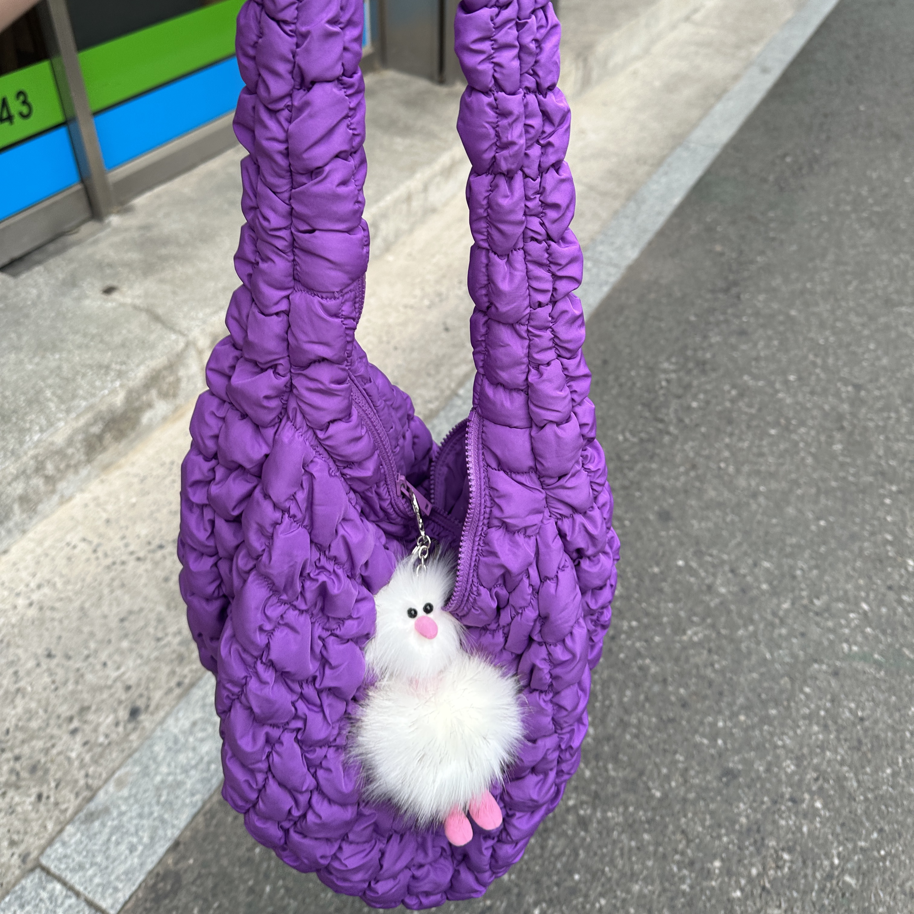 COS Quilted Oversized Shoulder Bag Purple, (W) Matin Kim Logo Silket Crop Top Black 착용 스타일 - 3