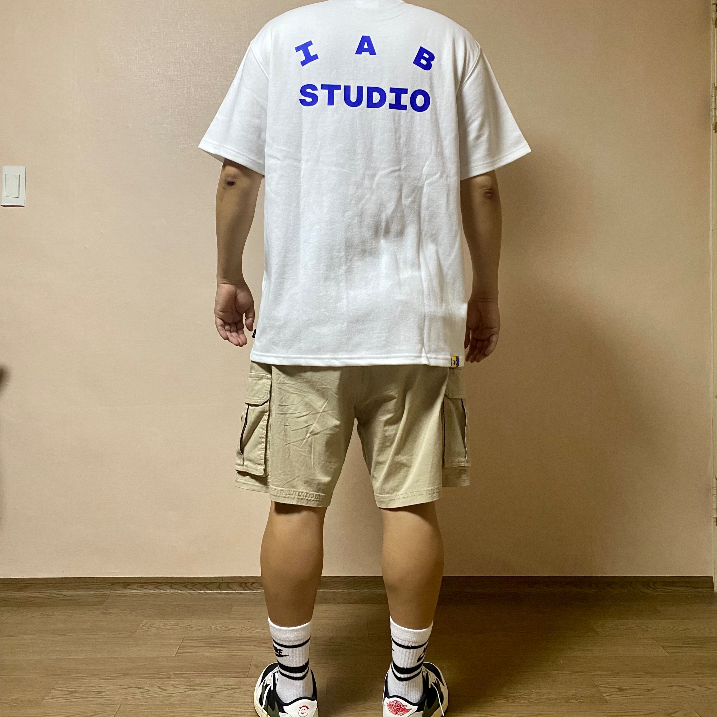 IAB Studio 10th Anniversary T-Shirts Pack White & Black (2 Pack), (W) Jordan 1 x Travis Scott Retro Low OG SP Medium Olive 착용 스타일 - 2