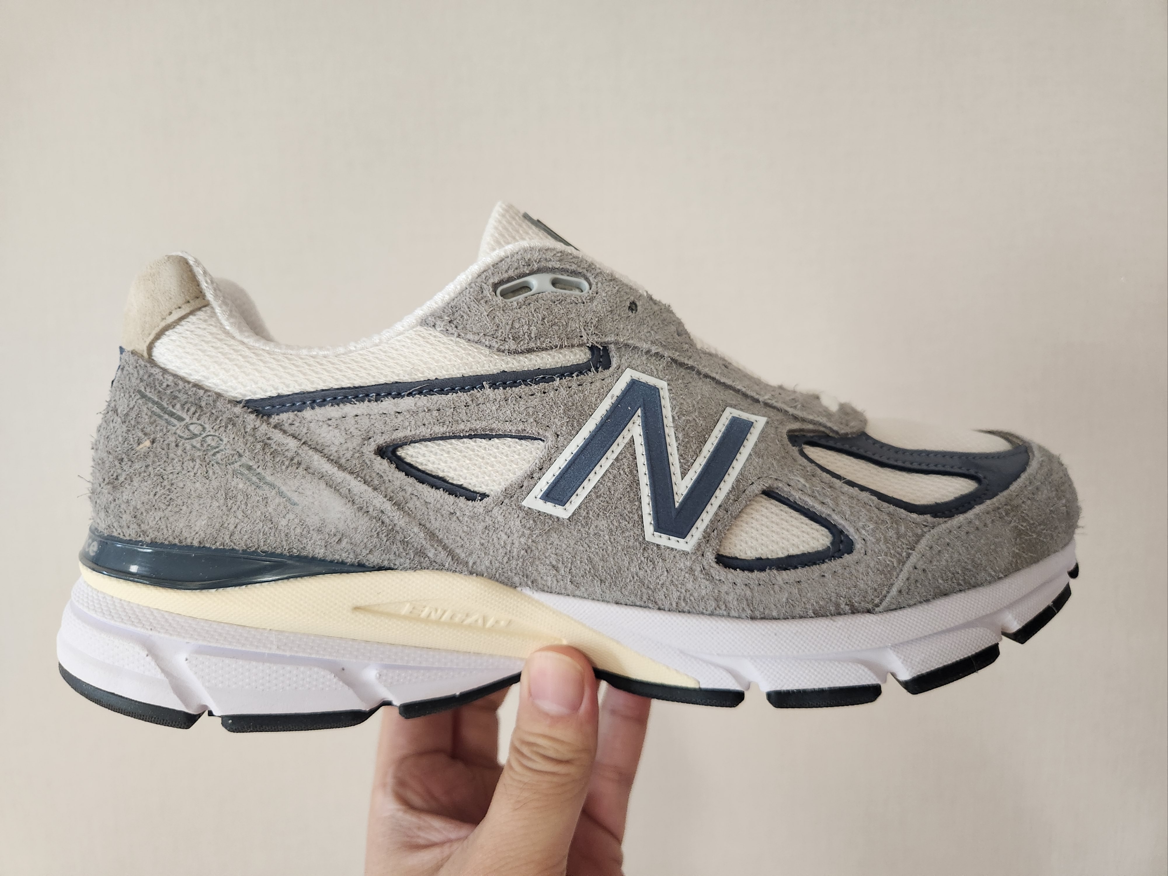 New Balance 990v4 Made in USA Gray Suede 착용 스타일