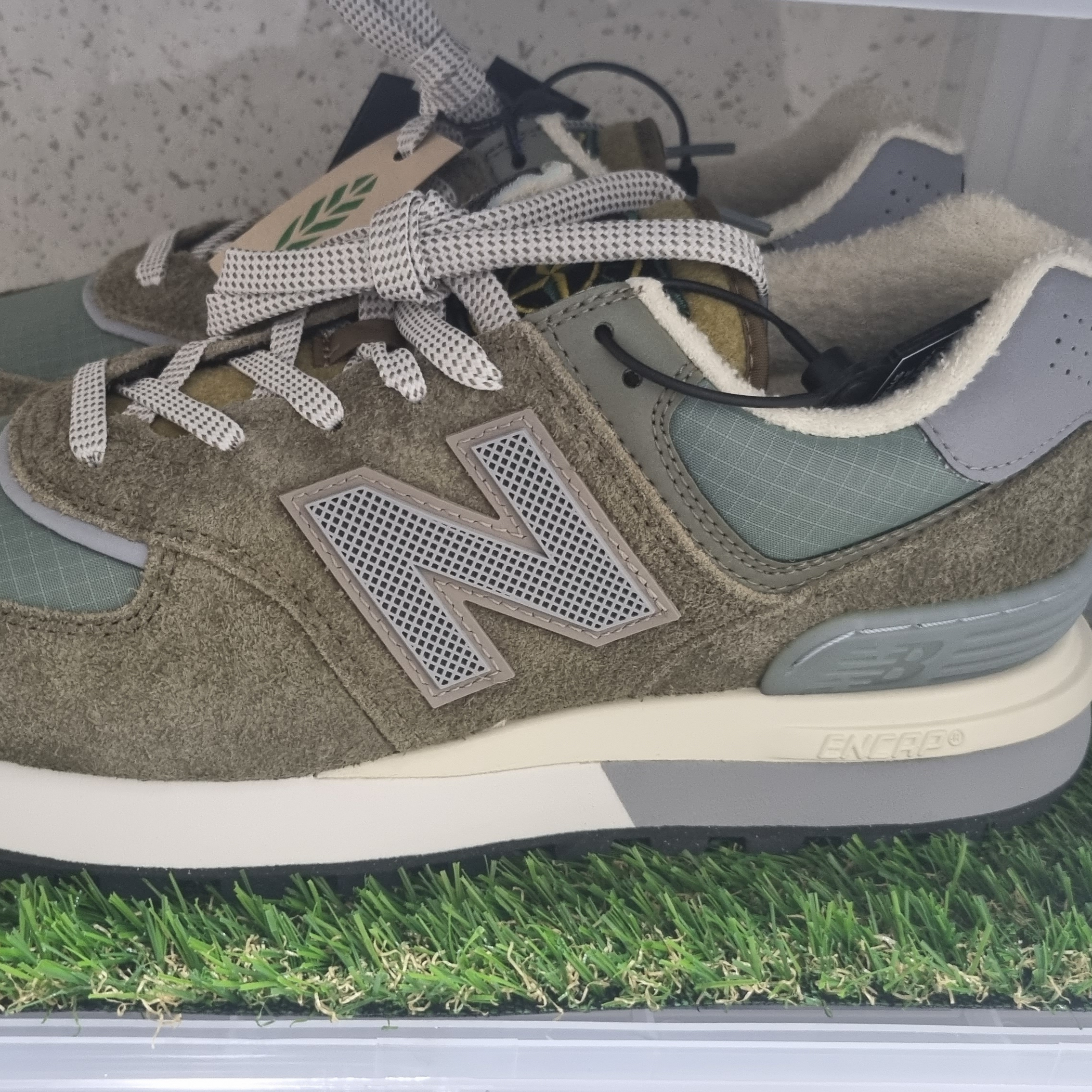 New Balance x Stone Island 574 Legacy Green 착용 스타일 - 1