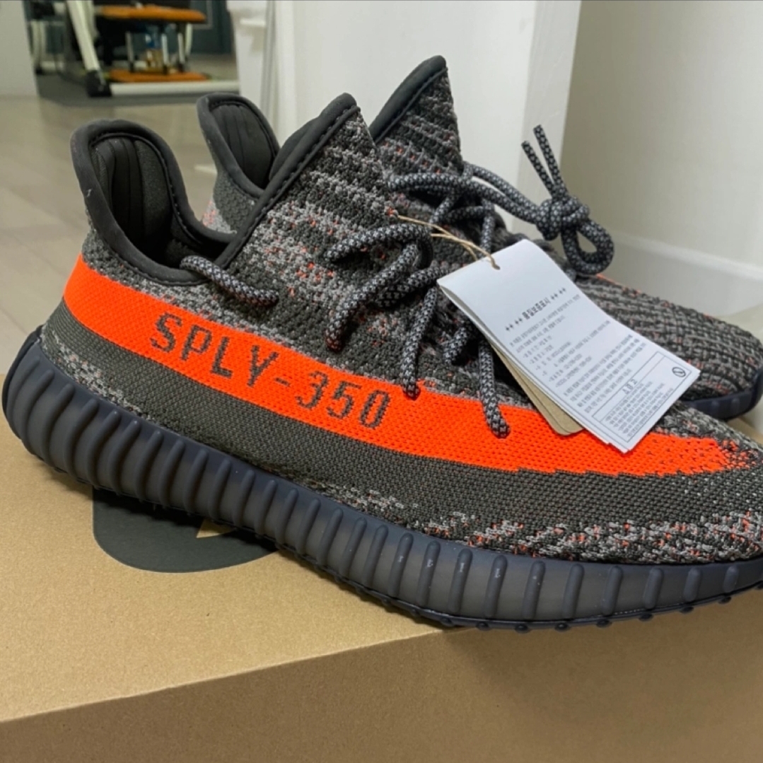 Adidas Yeezy Boost 350 V2 Carbon Beluga 착용 스타일