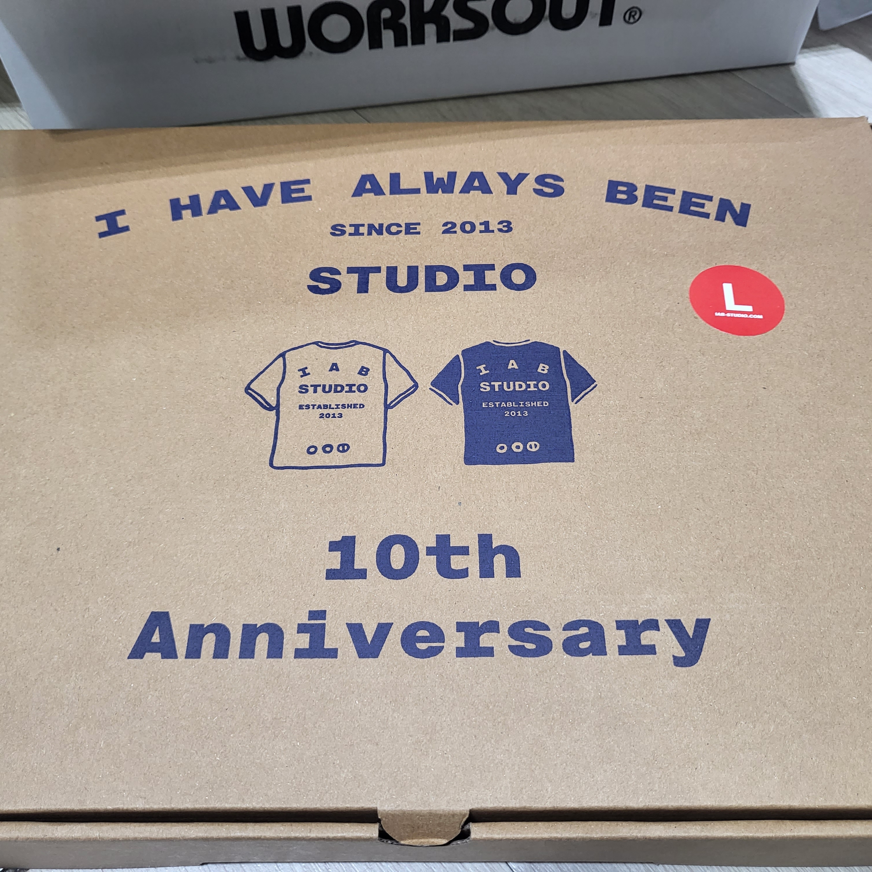 IAB Studio 10th Anniversary T-Shirts Pack White & Black (2 Pack) 착용 스타일 - 1