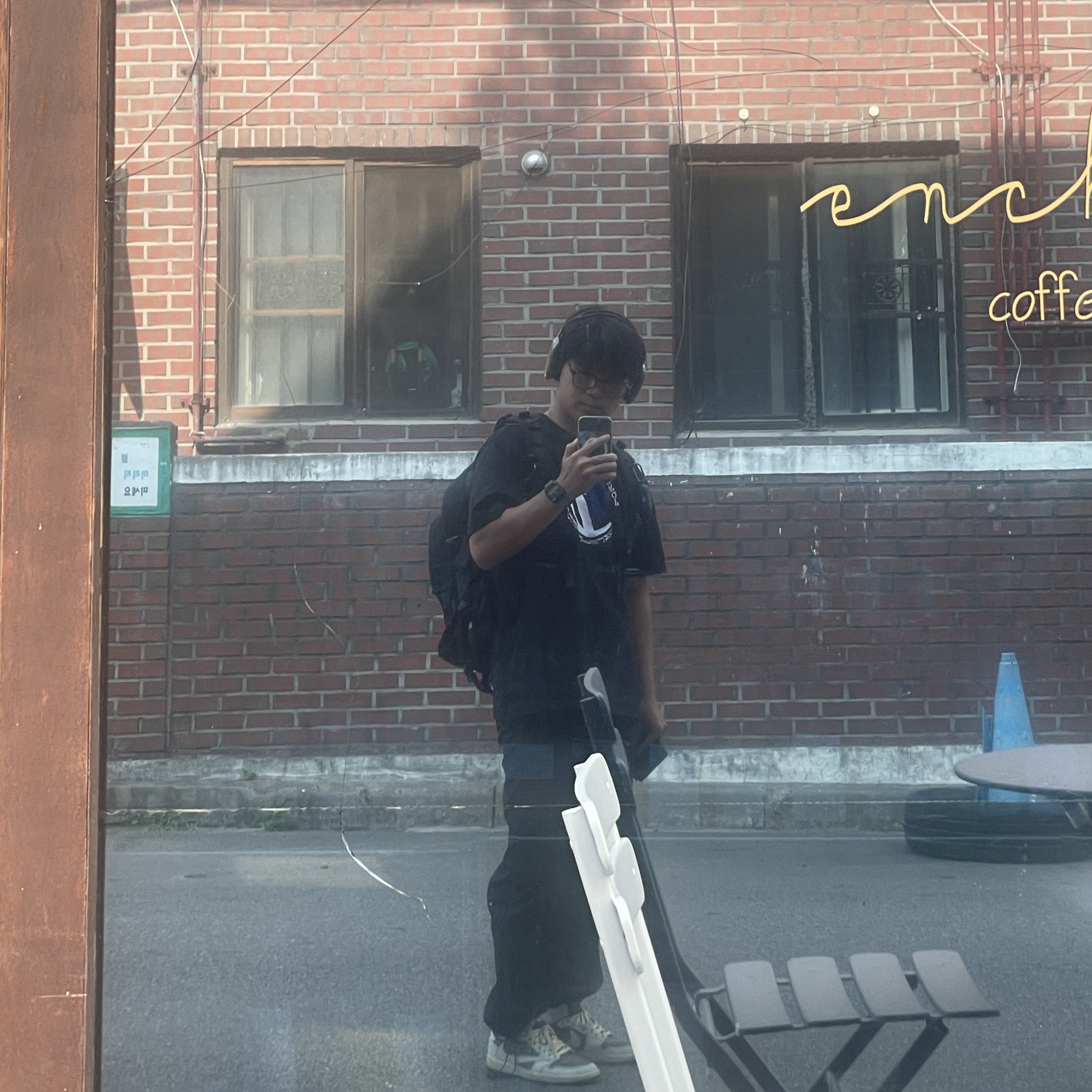 Zara x Ader Error Graphic T-Shirt Black, Jordan 1 x Travis Scott Retro Low OG SP Sail and Ridgerock 착용 스타일