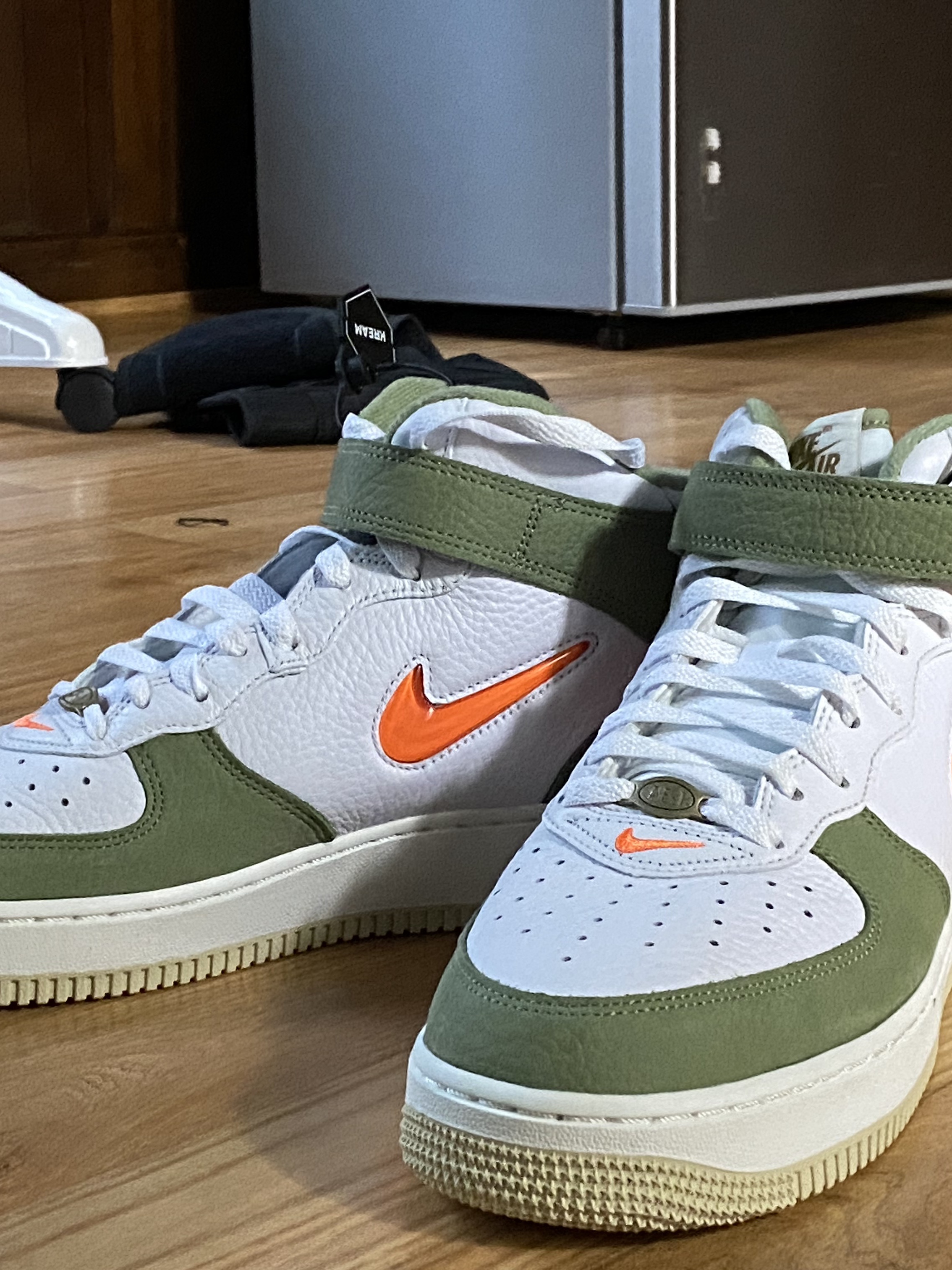 Nike Air Force 1 Mid '07 QS Olive Green and Total Orange 착용 스타일 - 2