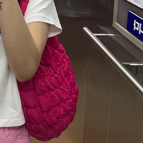 COS Quilted Mini Bag Pink 착용 스타일